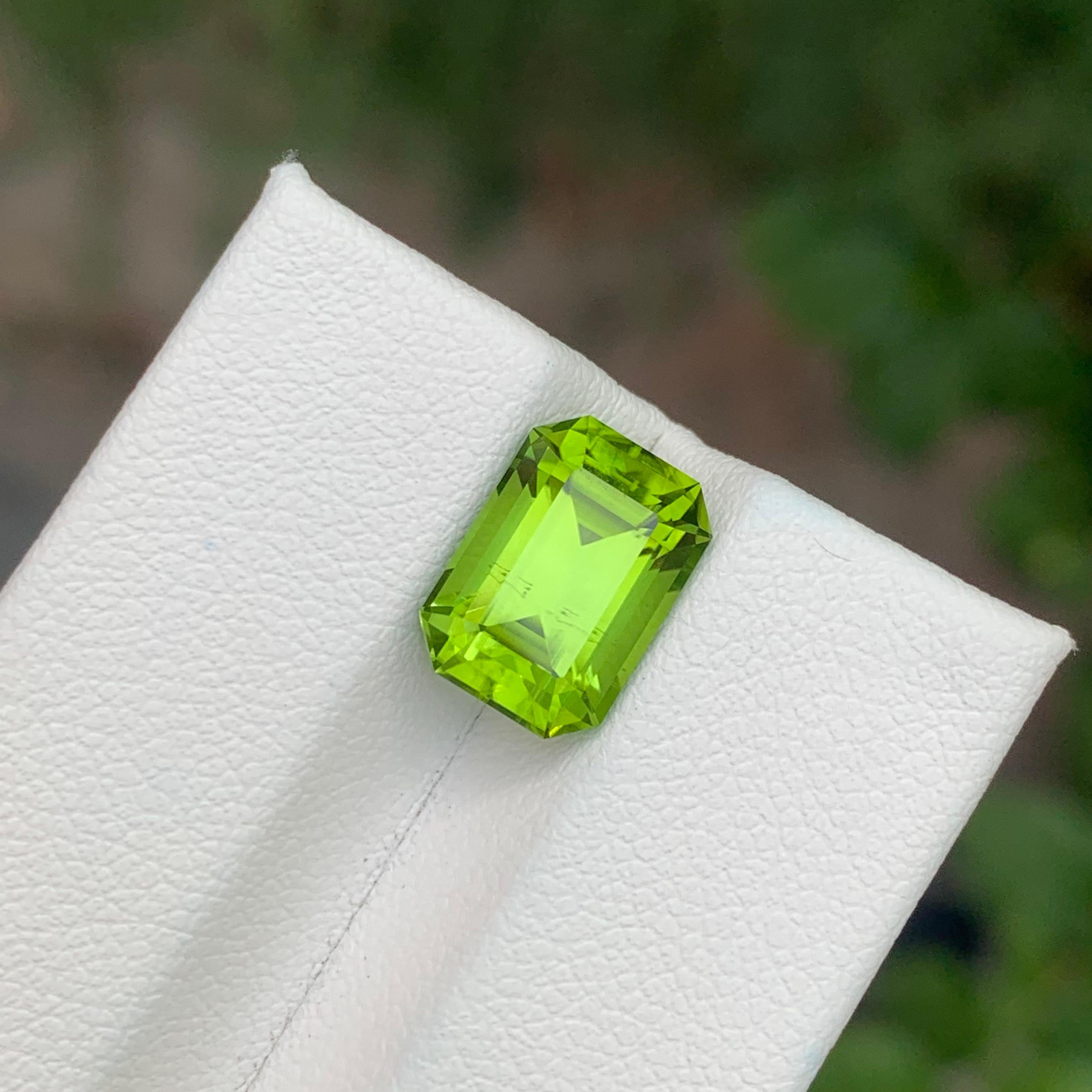 Arts and Crafts SI Clarity 4.70 Carat Natural Peridot Emerald Shape Loose Gemstone For Sale