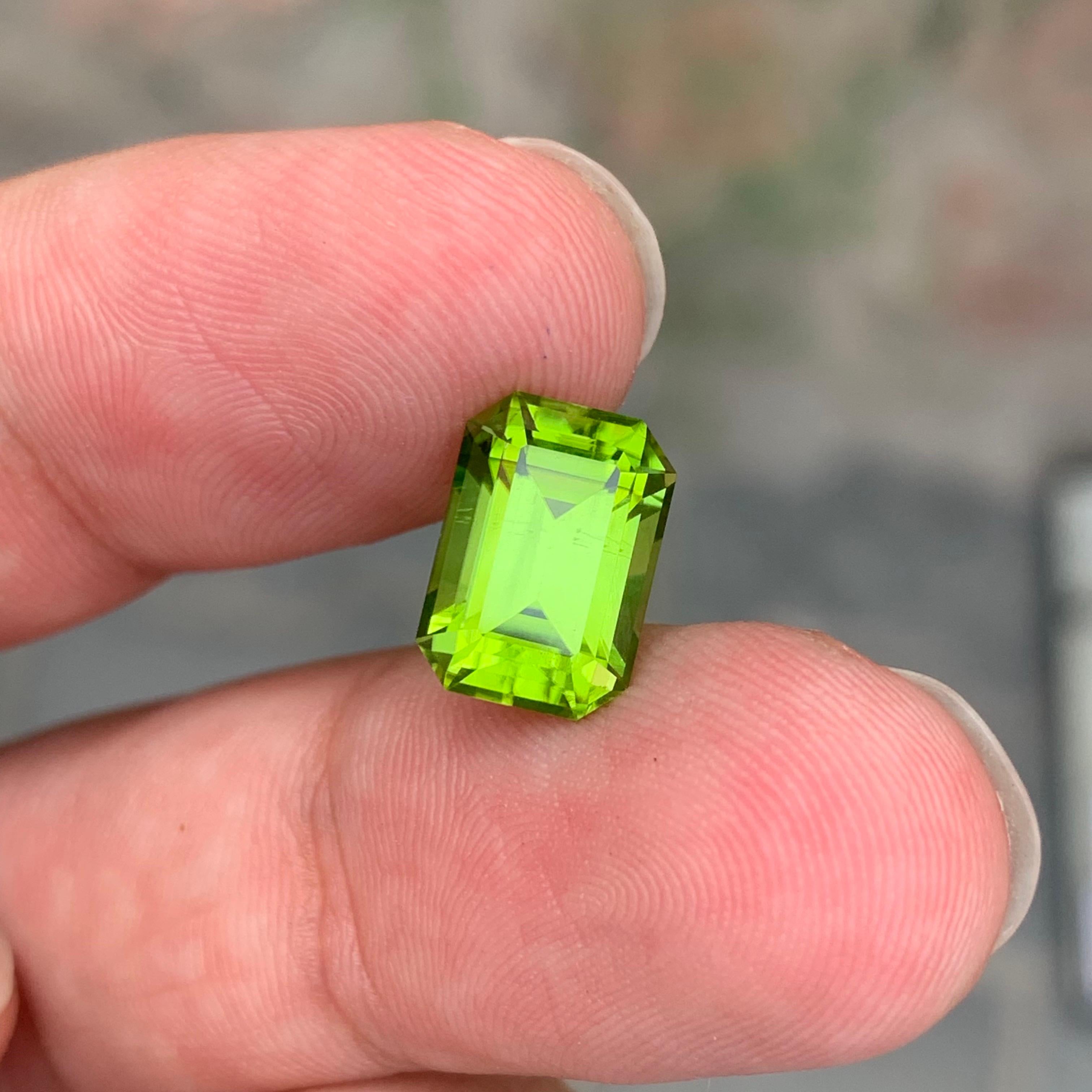 Emerald Cut SI Clarity 4.70 Carat Natural Peridot Emerald Shape Loose Gemstone For Sale