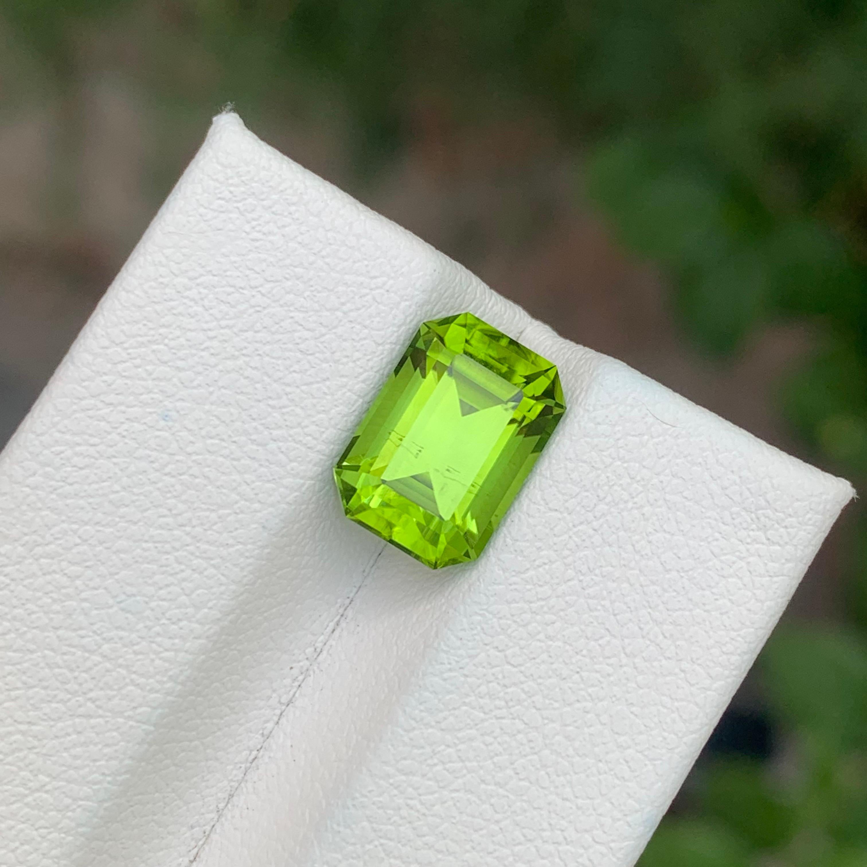SI Clarity 4.70 Carat Natural Peridot Emerald Shape Loose Gemstone In New Condition For Sale In Peshawar, PK