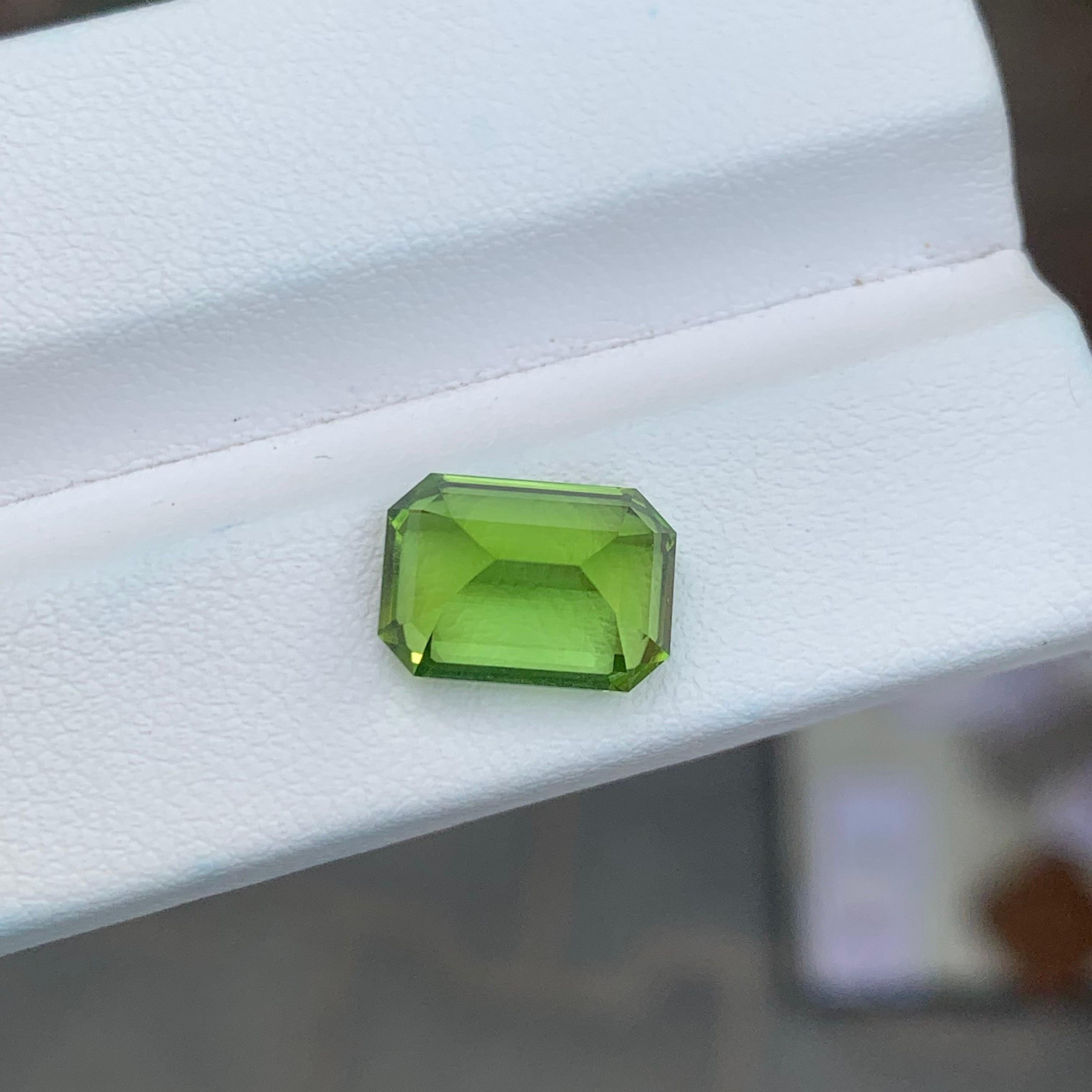 Women's or Men's SI Clarity 4.70 Carat Natural Peridot Emerald Shape Loose Gemstone For Sale