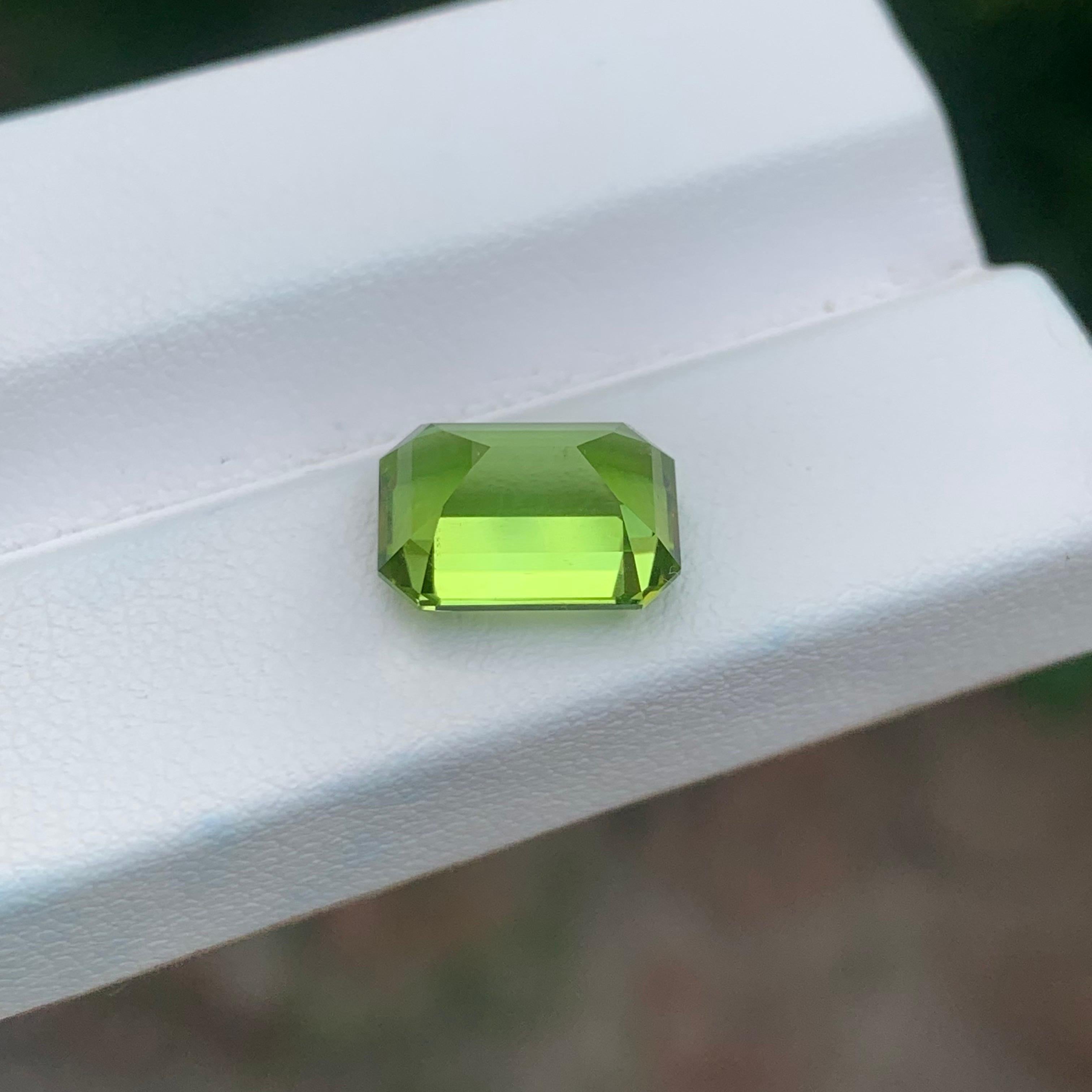 SI Clarity 4.70 Carat Natural Peridot Emerald Shape Loose Gemstone For Sale 1