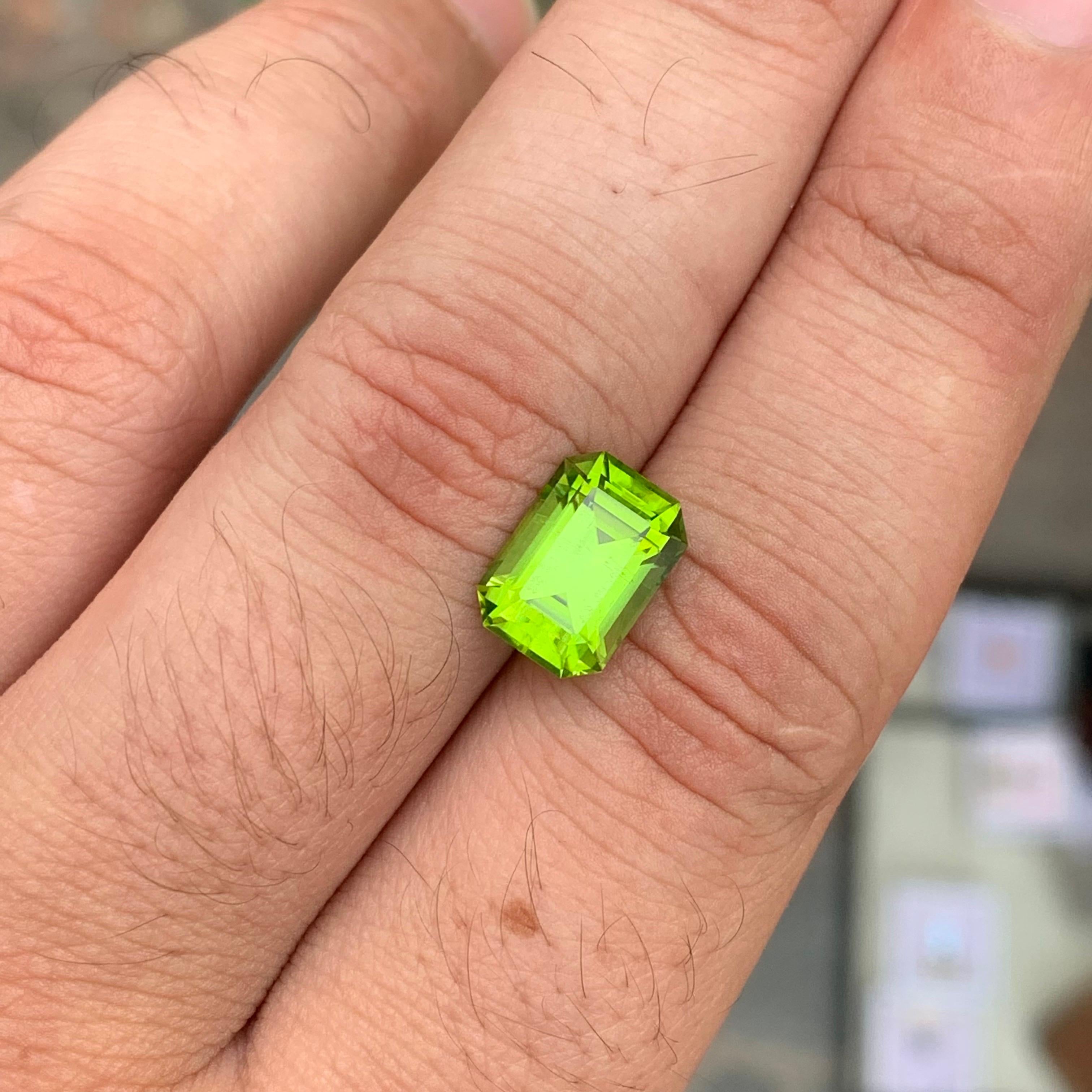 SI Clarity 4.70 Carat Natural Peridot Emerald Shape Loose Gemstone For Sale 3