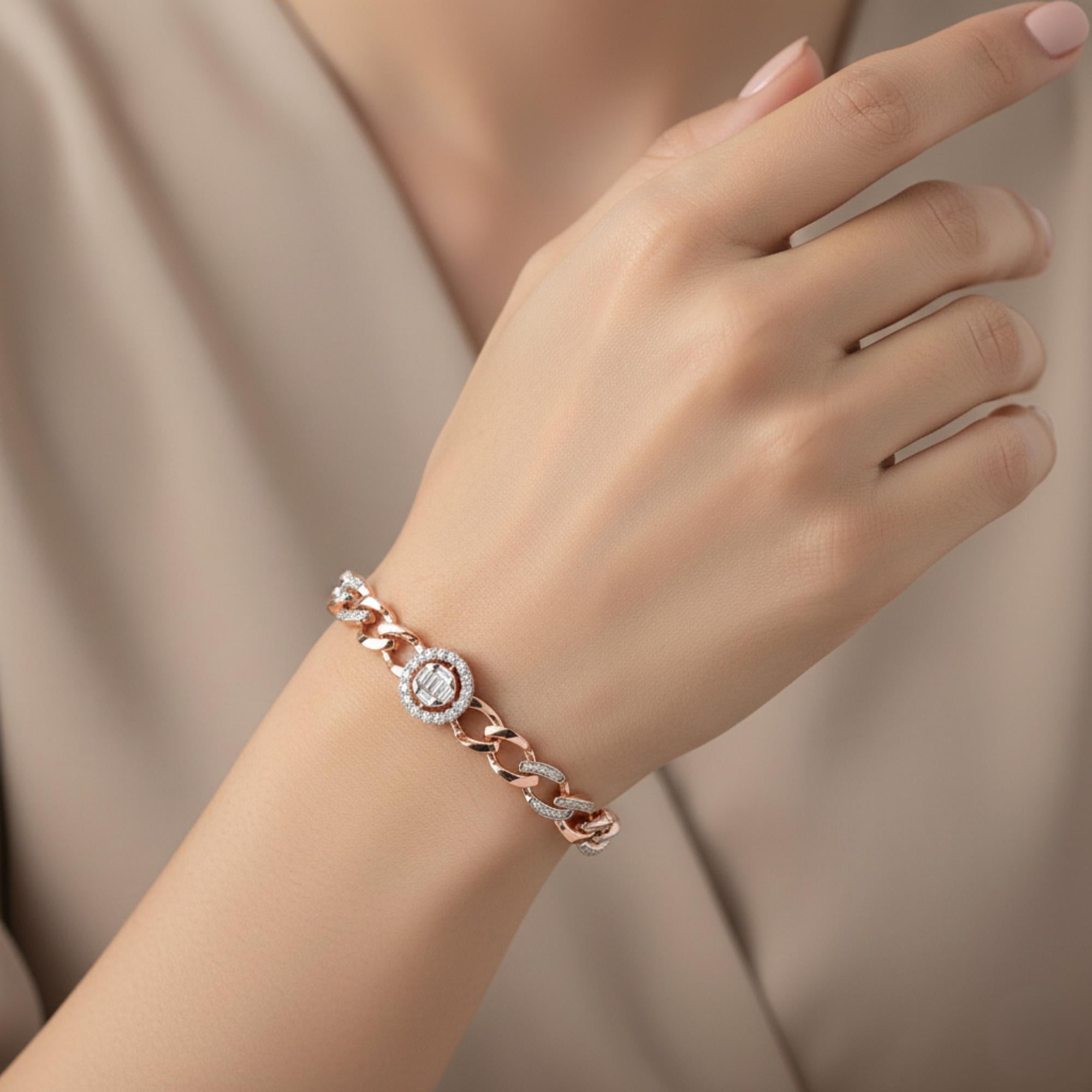 Questo bracciale unisex a catena cubana in oro rosa 14k con diamanti SI Clarity H Color Pave Diamond è caratterizzato da maglie tempestate di diamanti e da un ciondolo di forma rotonda incastonato al centro con un gruppo di diamanti.
I diamanti sono