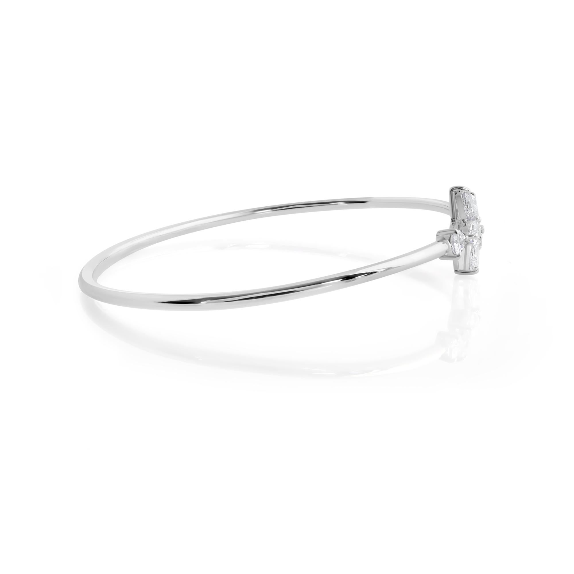 The focal point of this bracelet is undoubtedly the pear-shaped diamond, renowned for its unique and alluring silhouette. With SI clarity, the diamond exhibits minimal inclusions visible only under magnification, ensuring exceptional brilliance and