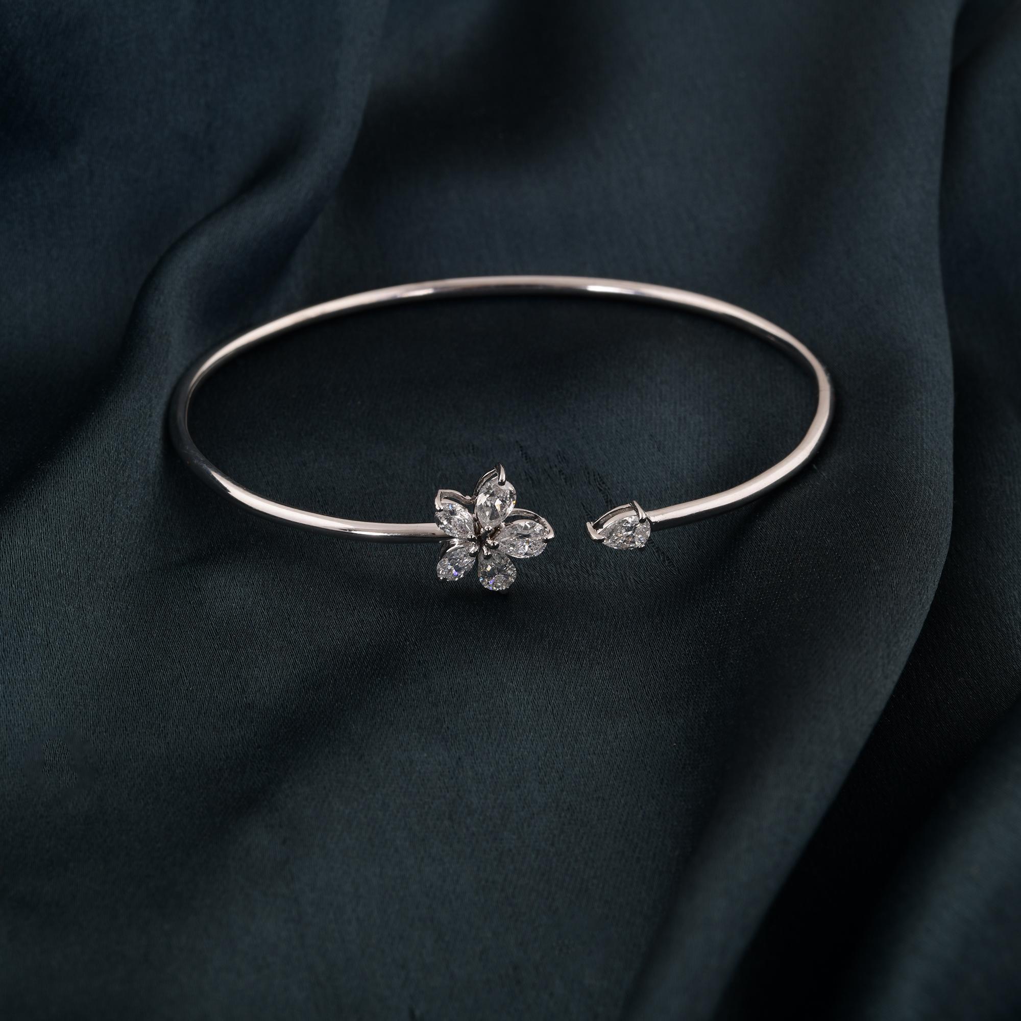 Moderno Bracciale fine con diamanti a pera di colore H, di purezza SI, in oro bianco 14 carati in vendita