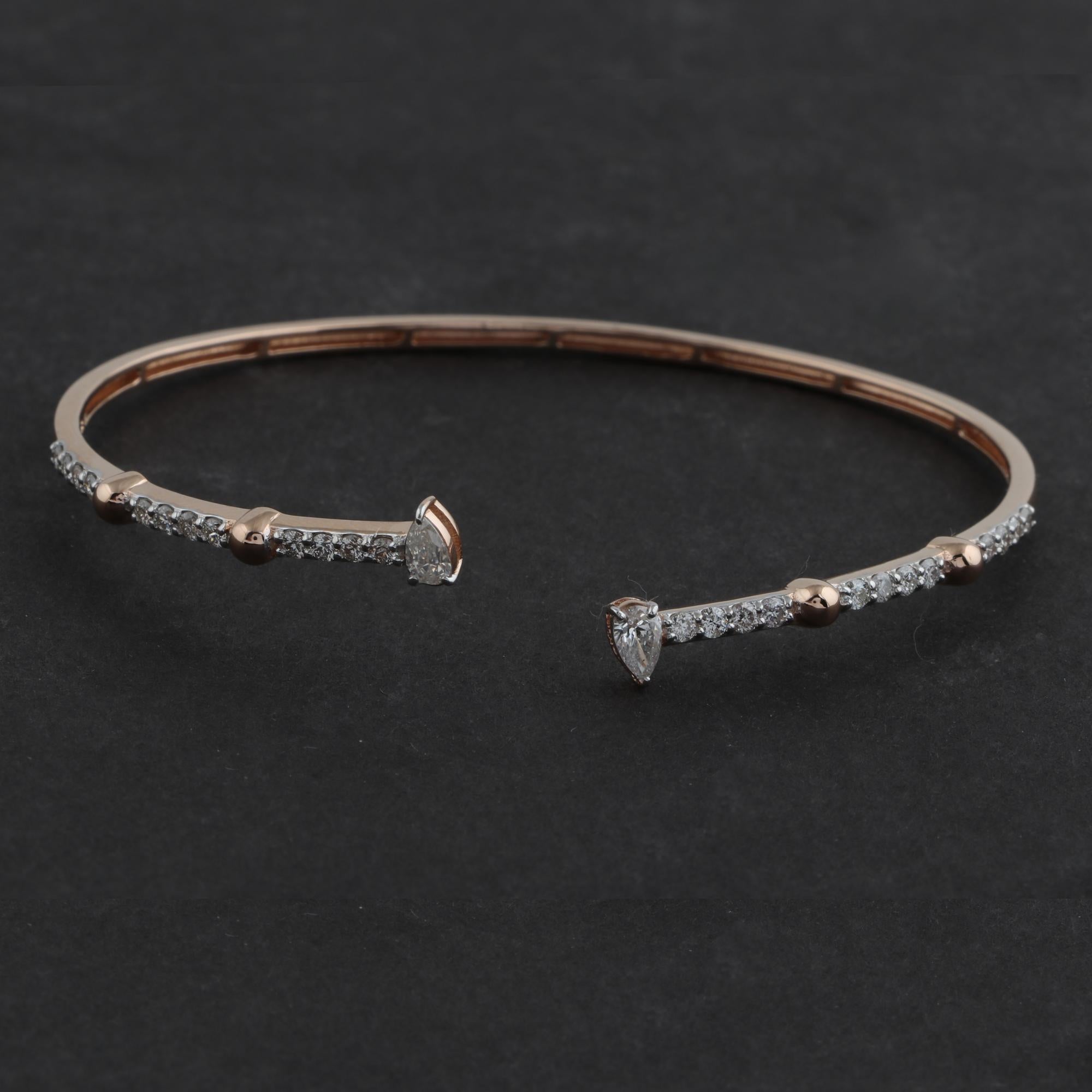 SI Clarity HI Color 0.92ct Diamond 14k Rose Gold Minimalist Open Bangle Bracelet Fachmännisch in einem warmen Roségold gefertigt, bietet dieses Armband ein offenes Armreif-Design mit einem fein zugespitzten birnenförmigen Diamanten an einem Ende und