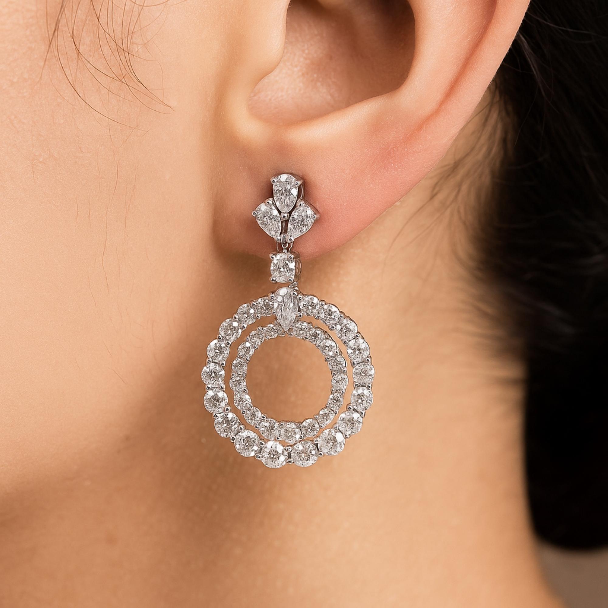 Diese SI Clarity HI Color 4 Carat Diamond Circle 18 Karat Weißgold Dangle Earrings verfügt über drei Birne geschliffenen Diamanten auf der Oberseite der Ohrringe, gefolgt von einem ovalen Diamanten, die den runden Diamanten verkrusteten doppelten