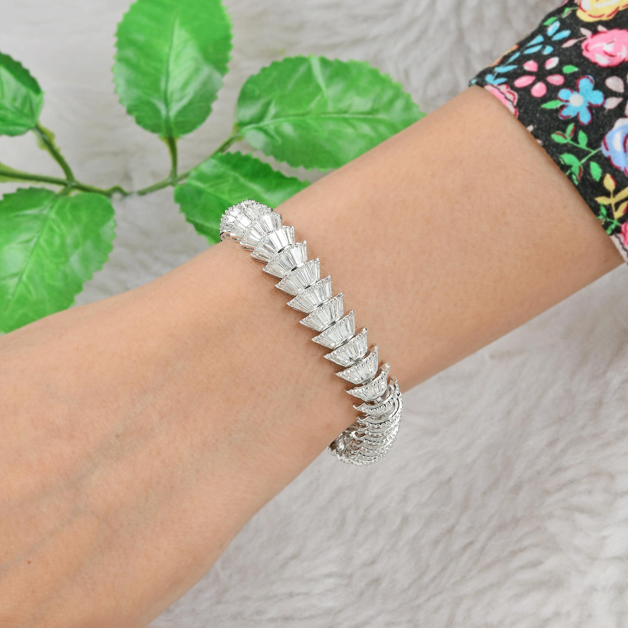 SI Claridad HI Color Pulsera de Diamantes Baguette Oro Blanco 18 Kilates Joyería Fina
Esta llamativa pulsera incluye un racimo de diamantes talla baguette que forman una pulsera de eslabones de diseño ancho y atrevido. Con un ajuste cómodo y un