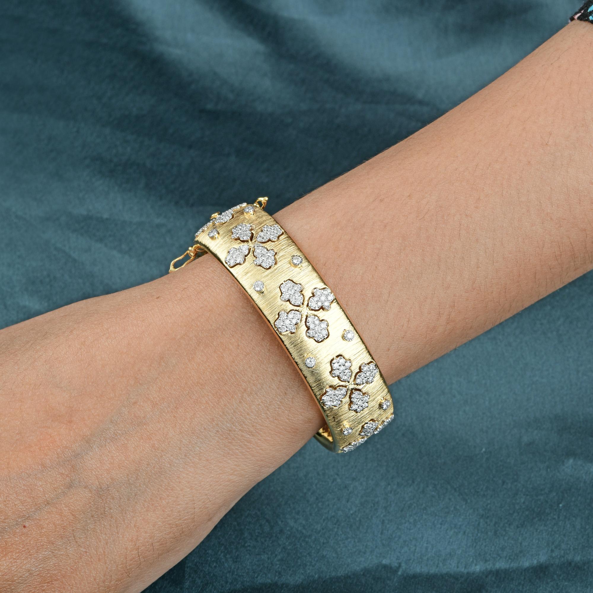 Modern SI Clarity HI Color Diamond Bangle Bracelet 18 Karat Yellow Gold Fine Jewelry For Sale