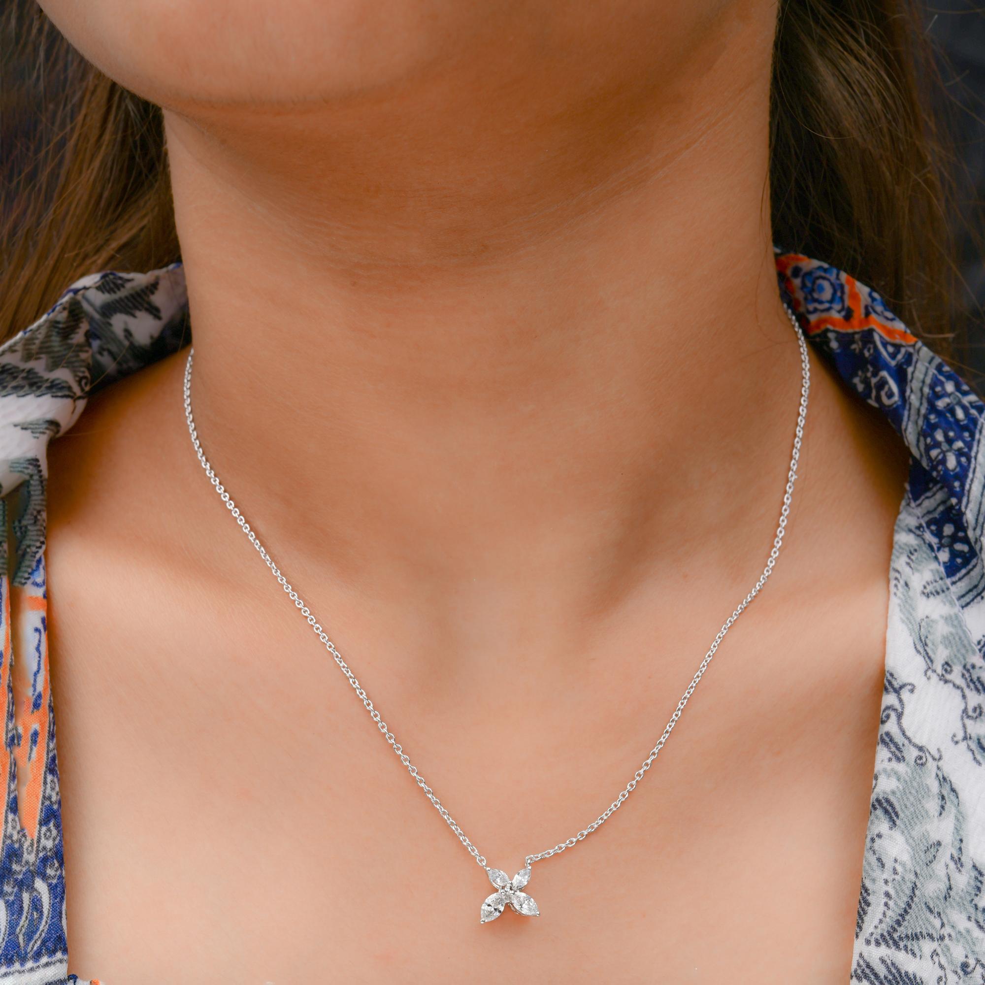 Dieser SI Reinheit HI Farbe Diamant Floral  Die Halskette mit Anhänger aus 18 Karat Weißgold ist mit vier Diamanten im Marquise-Schliff besetzt, die zusammen eine kleine Blume bilden. 
Diamanten sind ein universelles Symbol für Ewigkeit und Stärke.