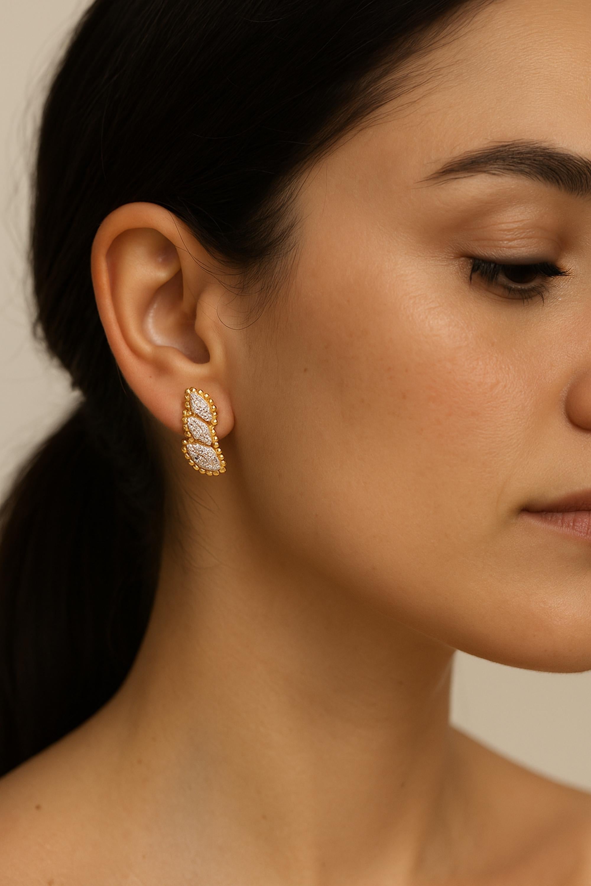 Diese SI Clarity HI Color Diamond Leaf Shape Stud Earrings aus 18 Karat Gelbgold zeichnen sich durch die 