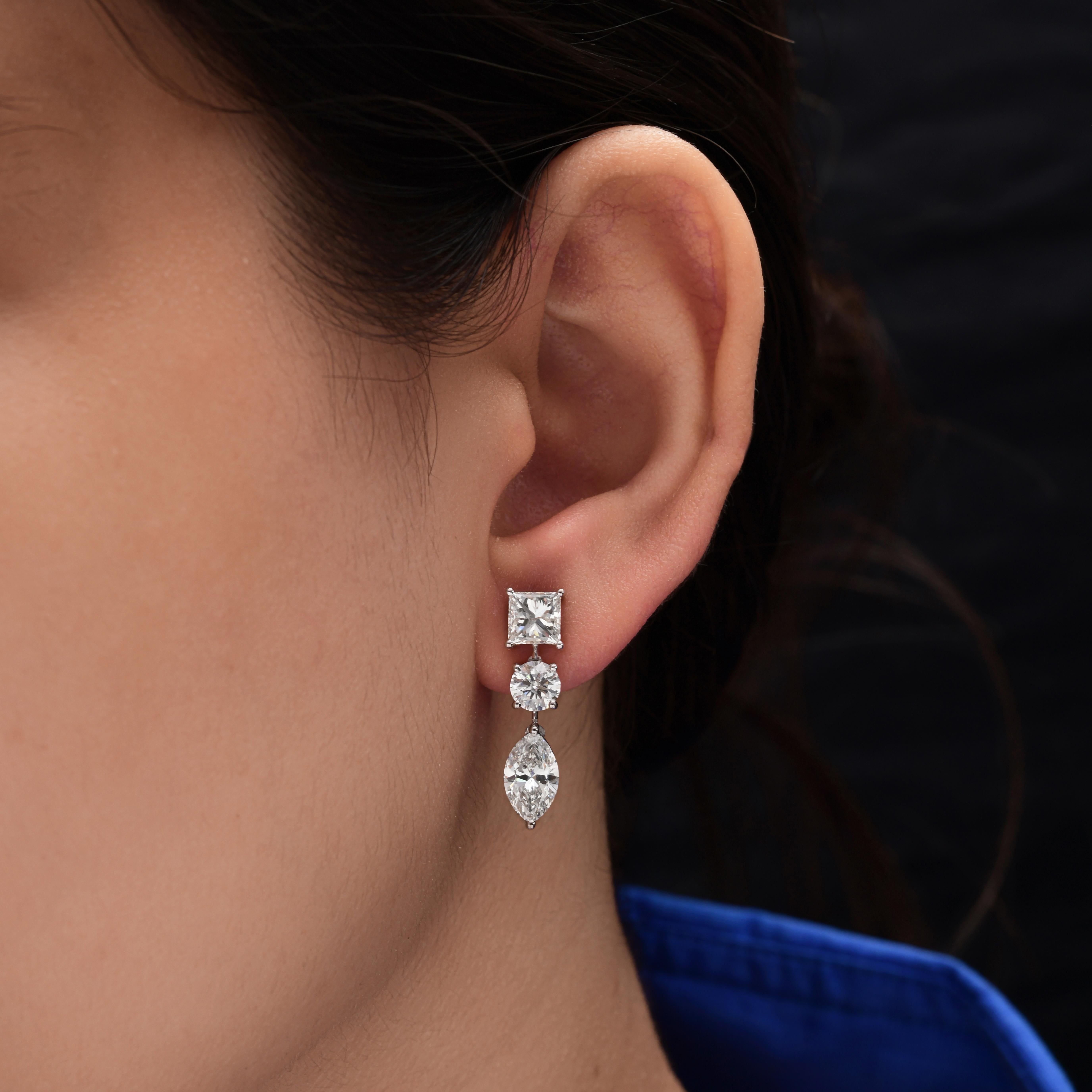 Boucles d'oreilles pendantes en or blanc 18 carats avec trois pierres en diamant de couleur HI et de pureté SI
Ces boucles d'oreilles présentent un design raffiné à trois pierres en forme de goutte. Chaque boucle d'oreille est composée de trois