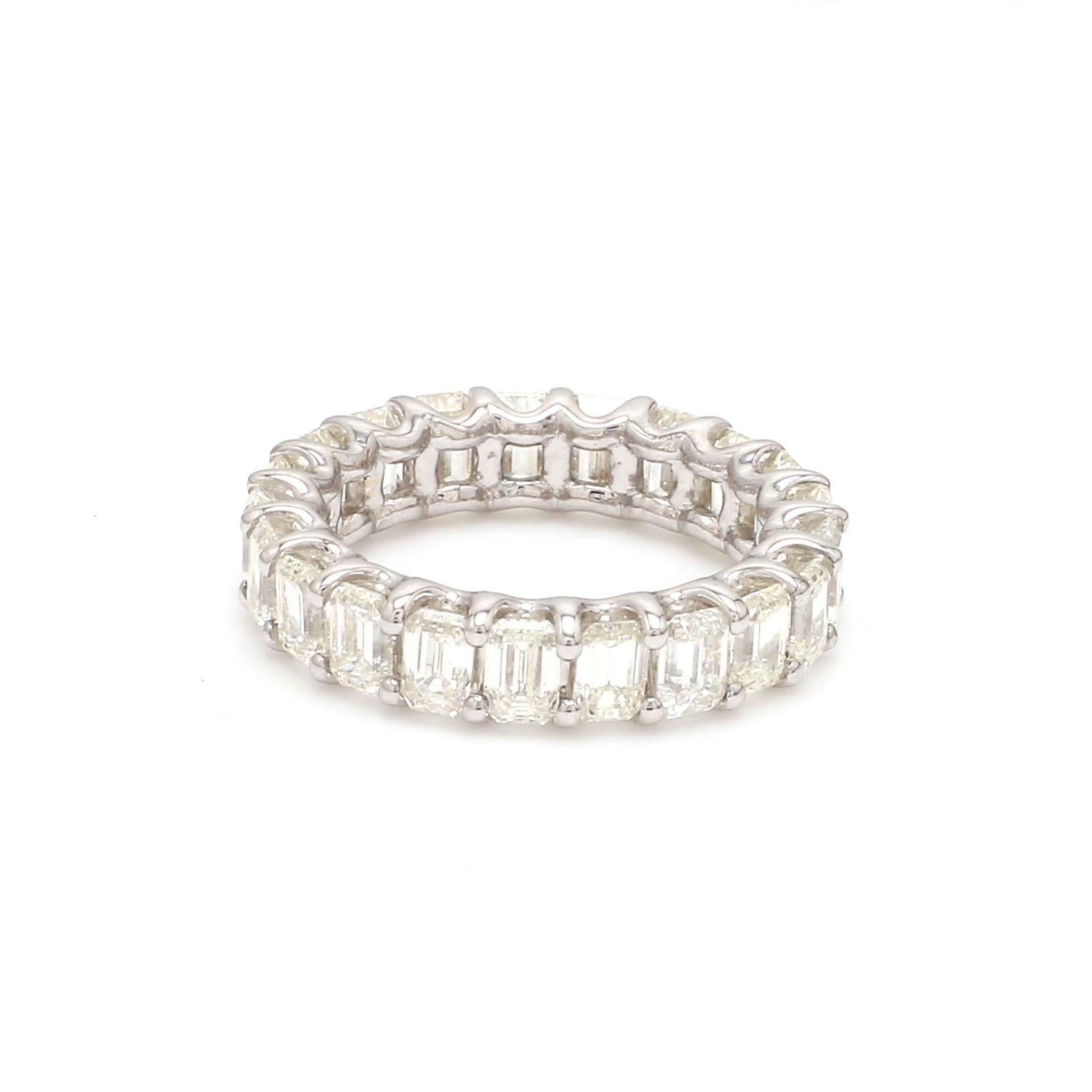 SI Reinheit HI Farbe Smaragdschliff Diamant Eternity-Ring 14 Karat Weißgold (Moderne) im Angebot