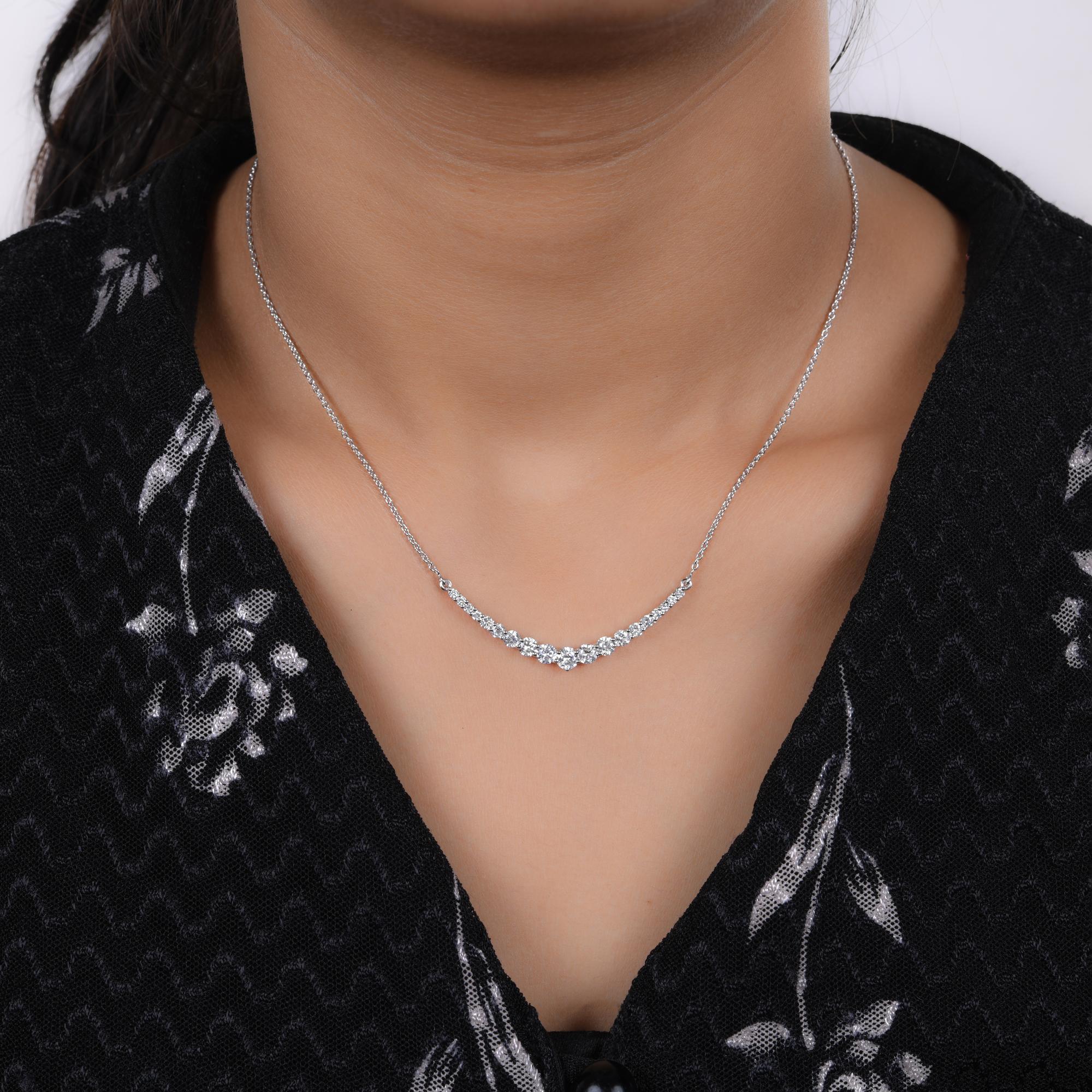 Moderno Pendente a forma di curva di diamante graduato di colore HI di chiarezza SI Collana in oro bianco 14 carati in vendita