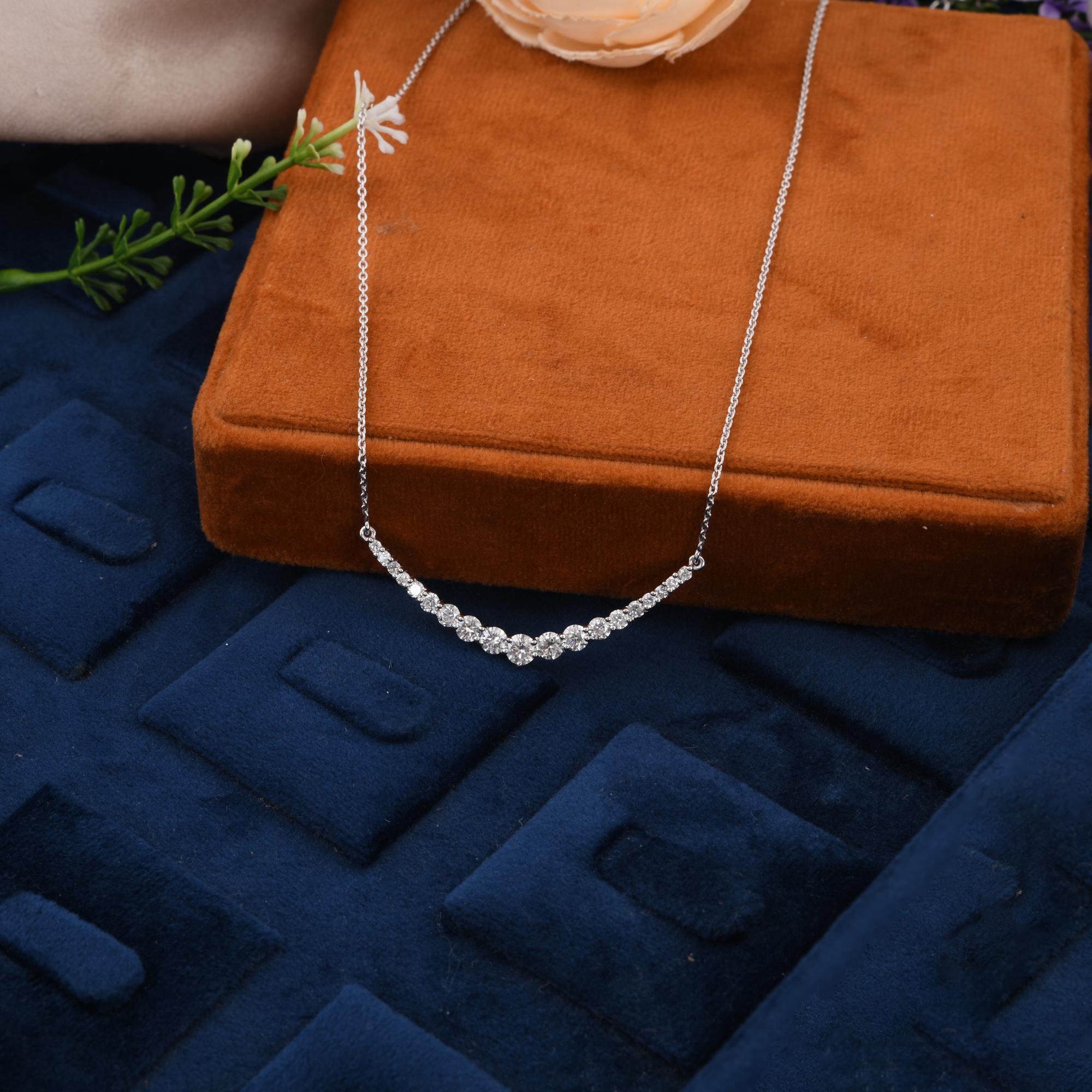 Taglio rotondo Pendente a forma di curva di diamante graduato di colore HI di chiarezza SI Collana in oro bianco 14 carati in vendita