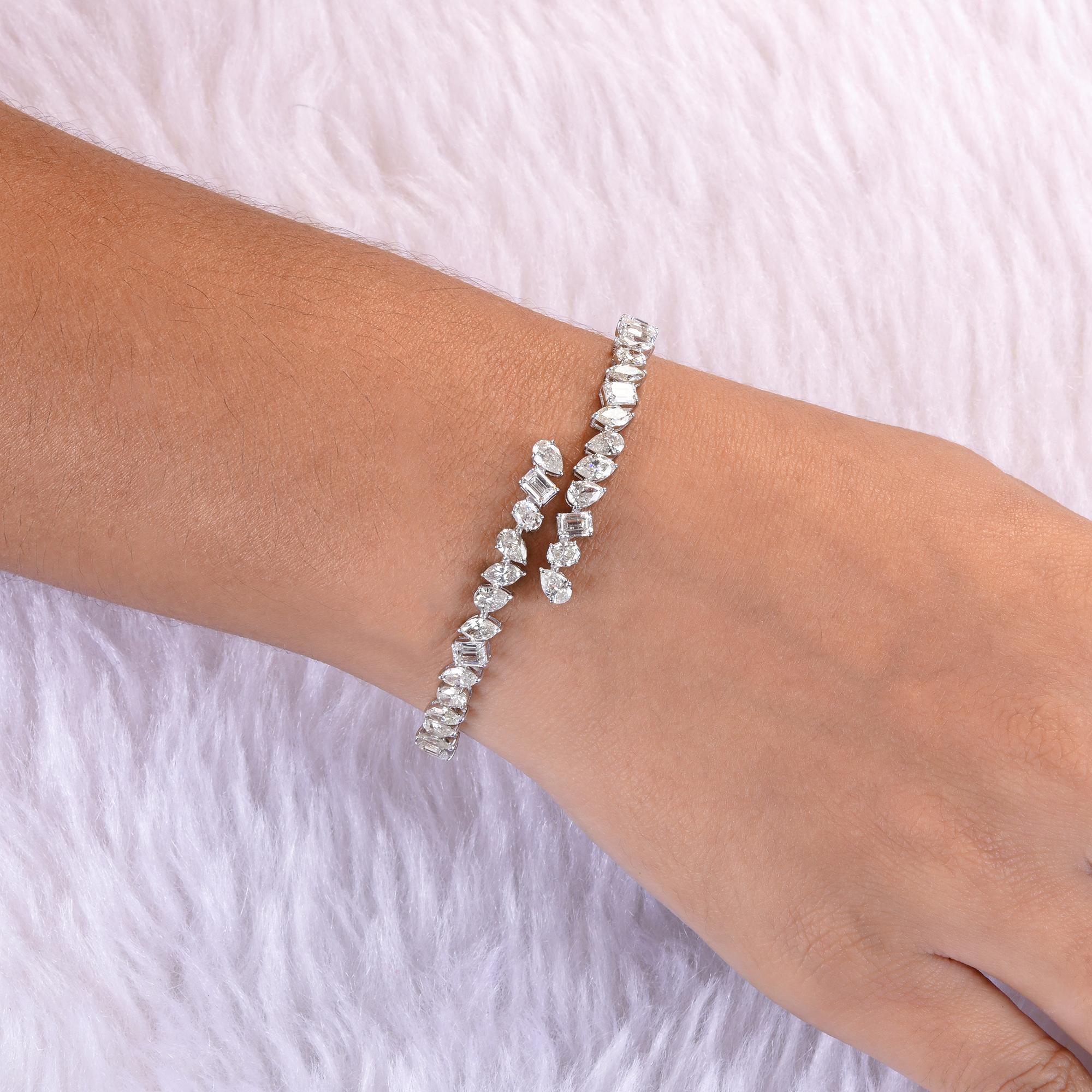 Ce bracelet manchette ouvert en or jaune 14 carats à multiples diamants SI Clarity HI Color présente des diamants de taille poire, émeraude et marquise sertis dans les extrémités avant ouvertes du bracelet manchette.
Les diamants sont un symbole