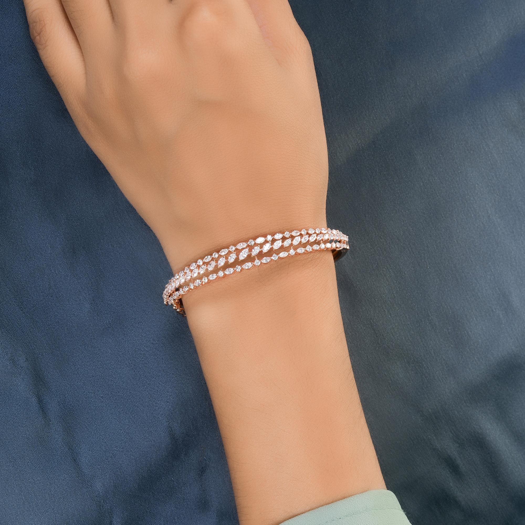 Esta pulsera brazalete ancha de oro rosa de 18 quilates con diamantes naturales de claridad SI y color HI presenta tres filas de diamantes incrustados que forman un diseño ancho con una fila superior e inferior con diamantes de talla redonda y