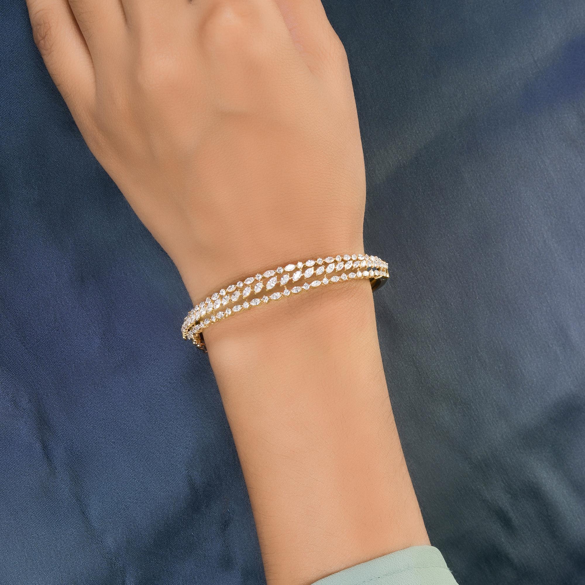 Ce bracelet manchette large en or jaune 14 carats et diamants naturels de couleur HI Clarity SI présente trois rangées de diamants incrustés. Les rangées du haut et du bas comportent des diamants de taille marquise et ronde et la rangée du milieu