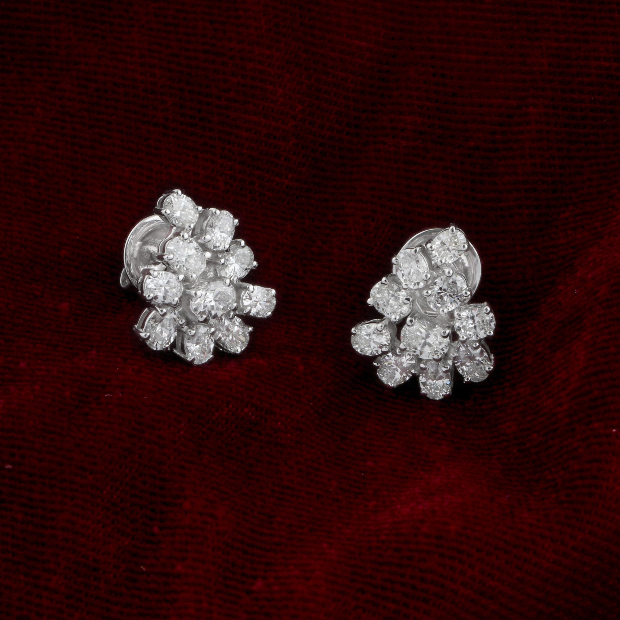Moderne Clous d'oreilles en or blanc 18 carats avec diamants ovales de pureté SI de couleur hi-colore en vente