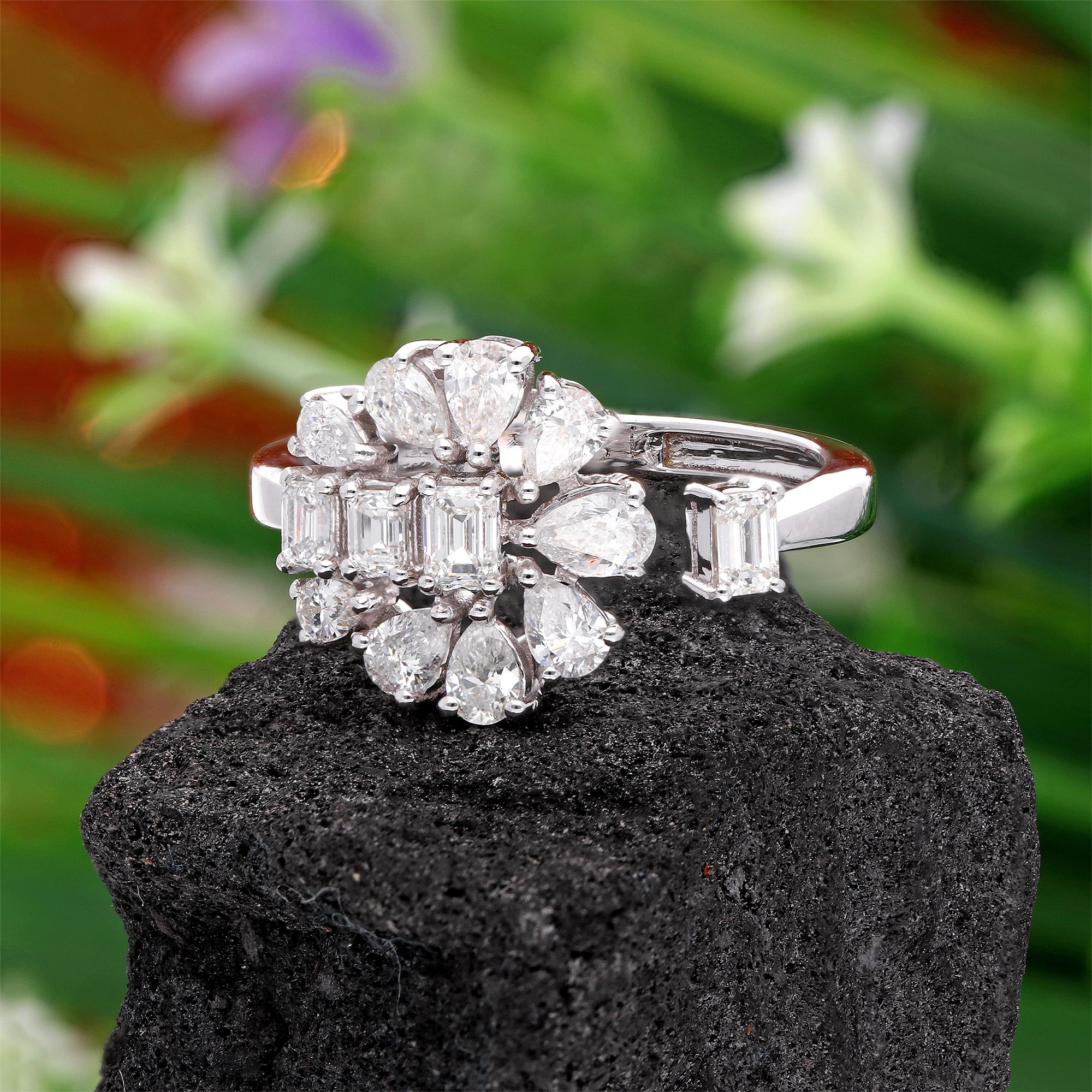 SI Claridad HI Color Pera y Esmeralda Anillo Puño Diamante Oro Blanco 18 Kilates en Nuevo estado para la venta en Diera, Dubai