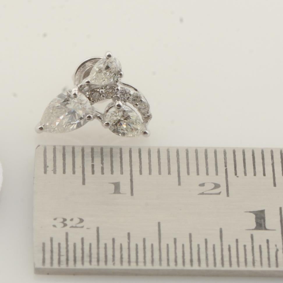 Minimalistische Ohrstecker 14k Weißgold HI Farbe birnenförmiger Diamant mit Reinheit (Tropfenschliff) im Angebot