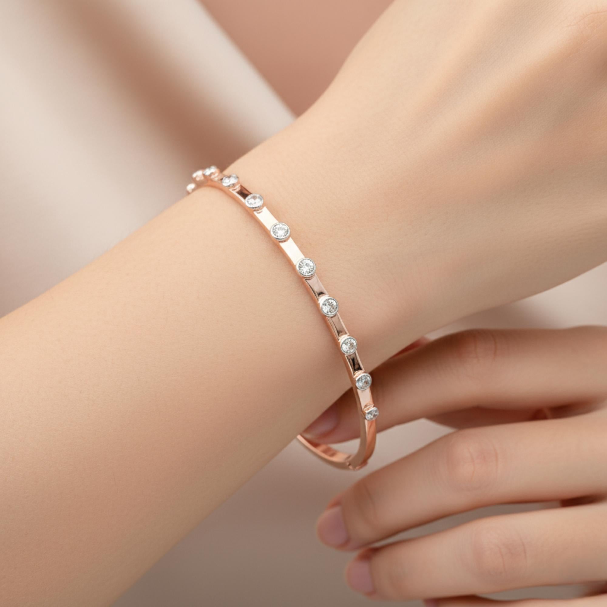 Questo bracciale in oro rosa 18 carati con diamanti rotondi di taglio rotondo, di purezza SI e colore HI, è impreziosito da un bracciale in oro rosa.
I diamanti sono un simbolo universale di eternità e forza. È una pietra di aprile, perfetta per lo