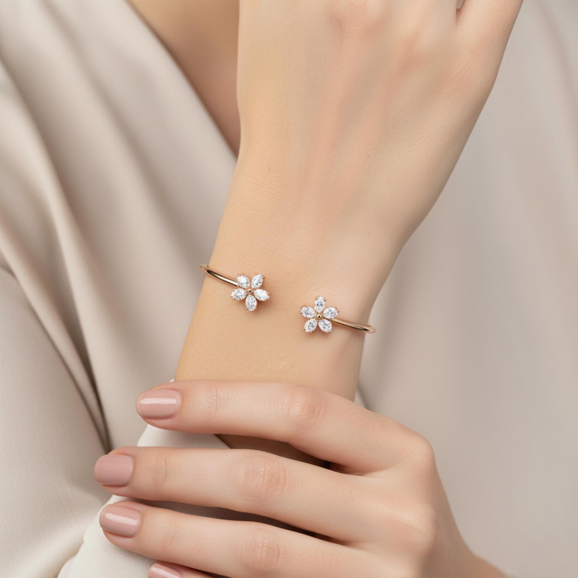 Dieser exquisite Armreif ist aus 18-karätigem Gold gegossen und mit 1,42 Karat funkelnden Diamanten besetzt.

FOLLOW SPECTRUM JEWELS Storefront, um die neueste Collection'S und exklusive Stücke zu sehen. Spectrum Jewels ist stolz darauf, ein Top