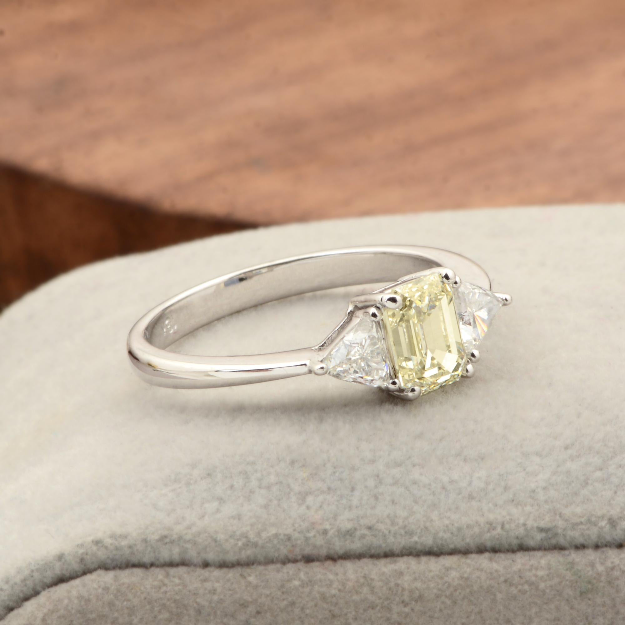 Modern SI Clarity HI Color Trillion & Emerald Cut Diamond Ring 18k White Gold Jewelry For Sale