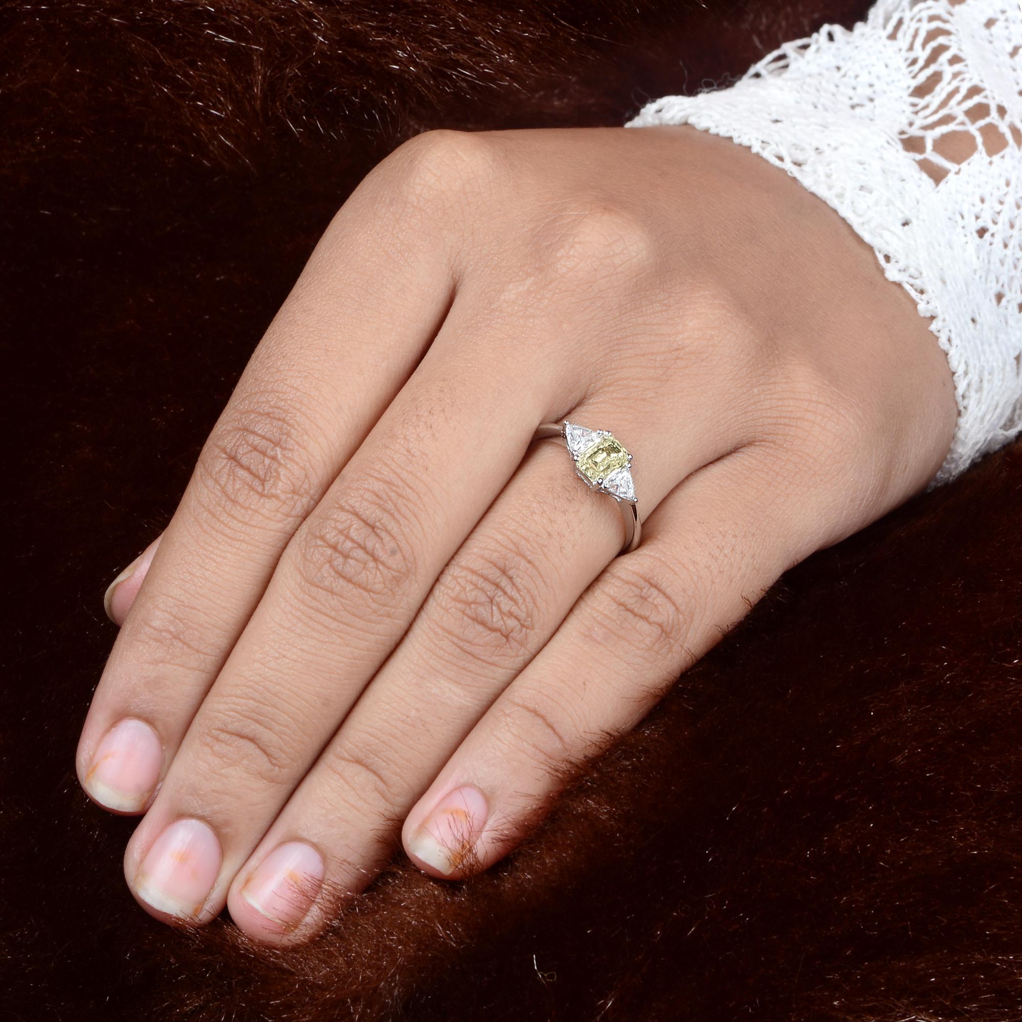 SI Clarity HI Color Trillion & Emerald Cut Diamond Ring 18k White Gold Jewelry In New Condition For Sale In Diera, Dubai