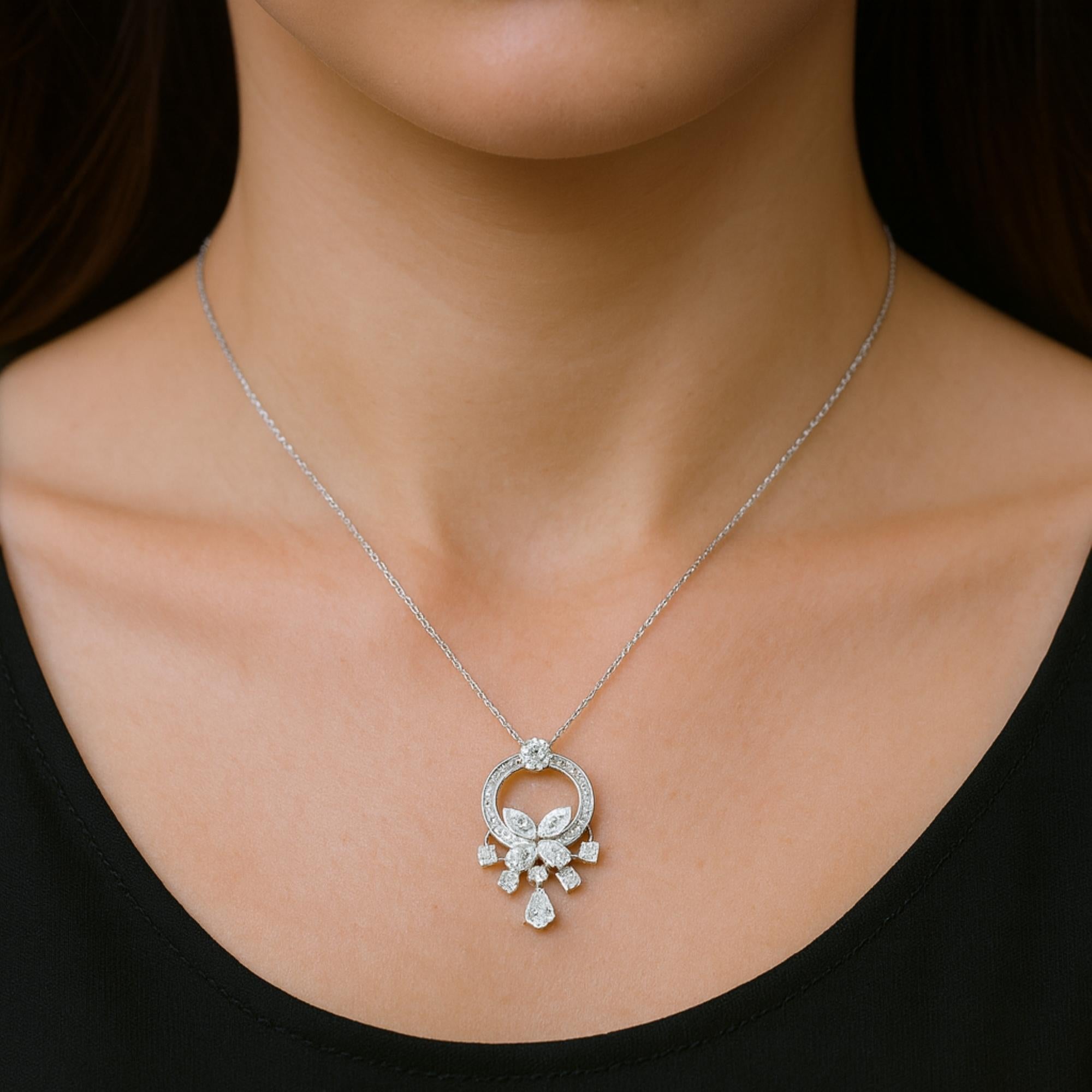 Collana con ciondolo a forma di aureola floreale con diamante naturale SI/H 2,69 carati in oro bianco 18 carati
Il pendente presenta un elegante cerchio a raggiera aperto, meticolosamente incastonato con scintillanti diamanti rotondi. Alla base del