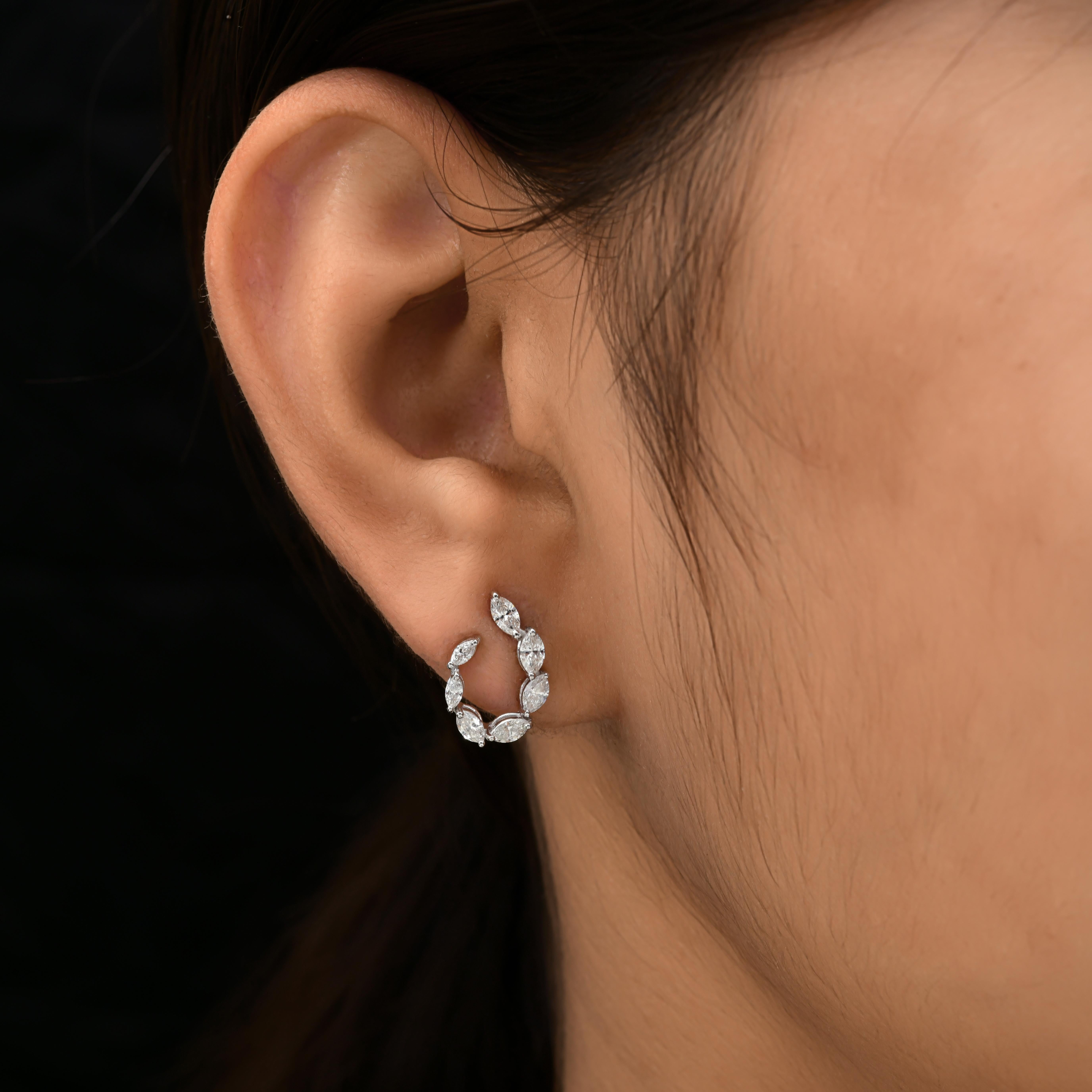 Orecchini con diamante marquise certificato SI/H a cerchio aperto in oro bianco 14 carati
Questi orecchini sono interamente incastonati con diamanti taglio marquise. I diamanti marquise sono disposti senza soluzione di continuità in un flusso