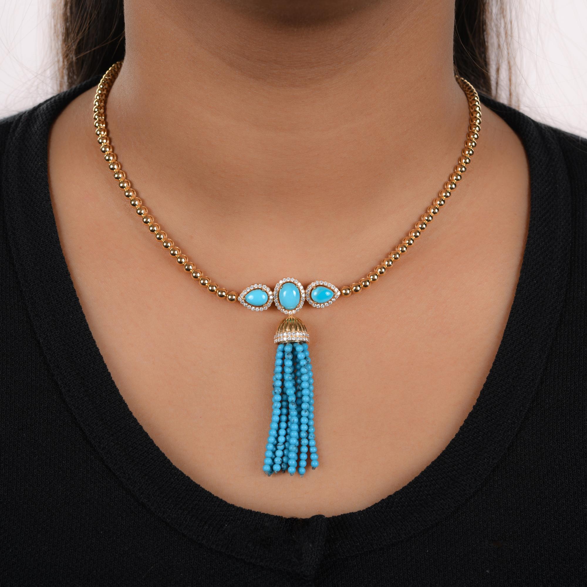 Questa collana SI/H Diamond Arizona Turquoise Bead Tassel in oro giallo 14 carati è caratterizzata da turchesi tagliati a forma di ovale e di pera con aureola di diamanti che formano un ciondolo con perline di turchese che penzolano. Incastonato al