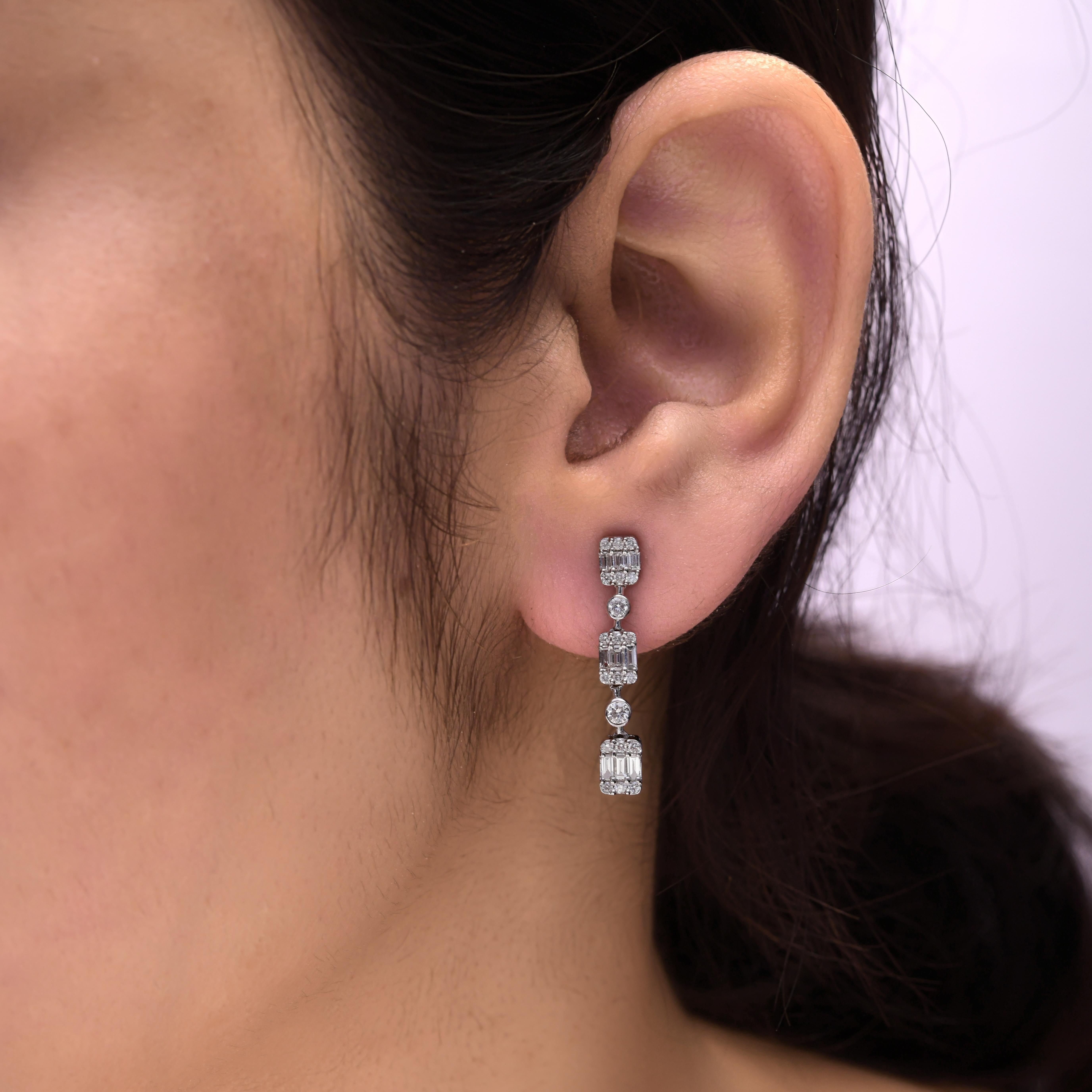 SI/H Diamond Cluster Dangle Drop Earrings Verlobungsgeschenk 18 Karat Weißgold
Jeder Ohrring besteht aus drei rechteckigen Abschnitten mit Diamanten im Smaragdschliff in der Mitte, die von runden Brillanten eingerahmt werden. Diese rechteckigen