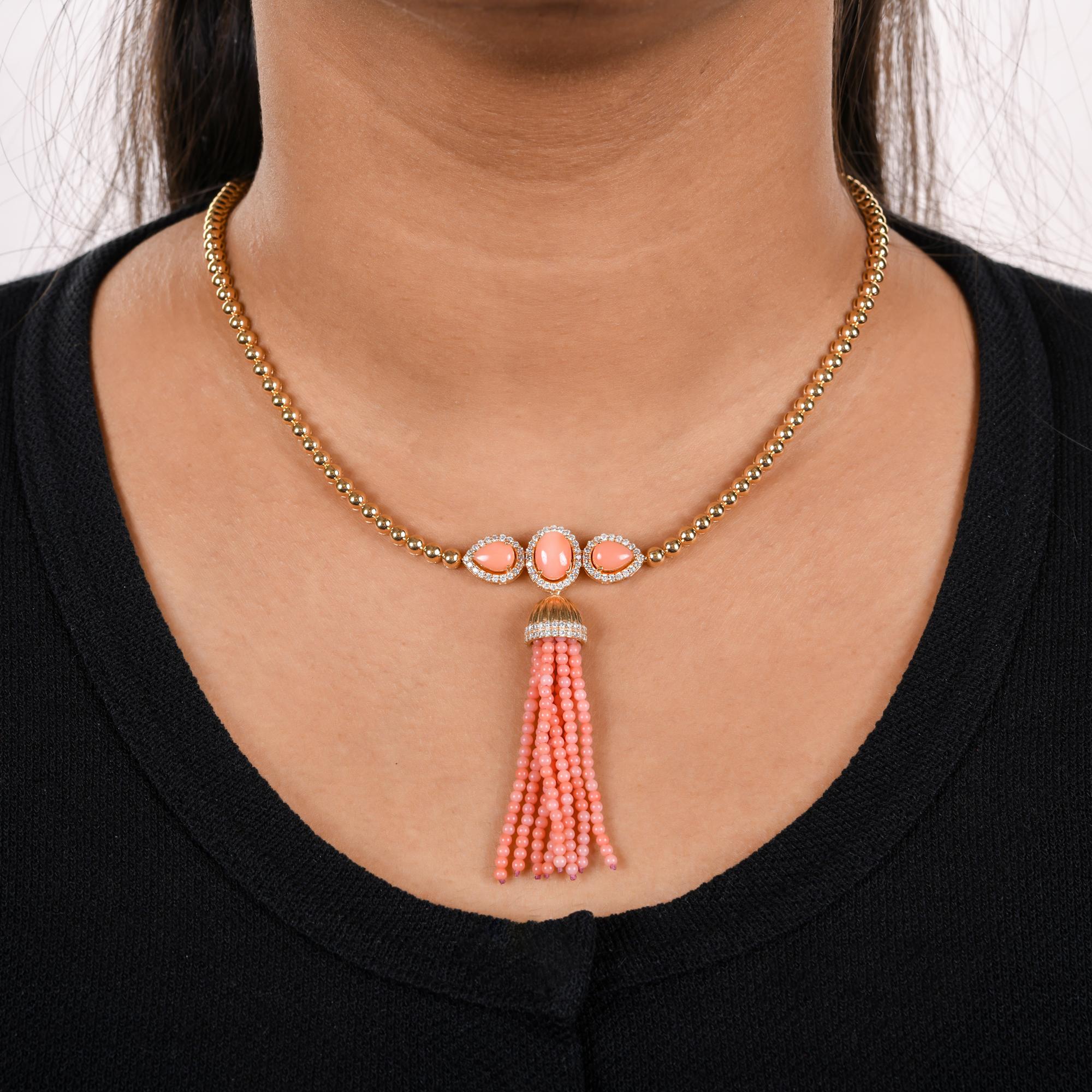 Questa collana con perle di corallo SI/H Diamond Coral Gemstone Bead in oro giallo 14 carati presenta un corallo di taglio ovale e aureola con diamanti che formano un ciondolo con perle di corallo che penzolano. Incastonato al centro della collana