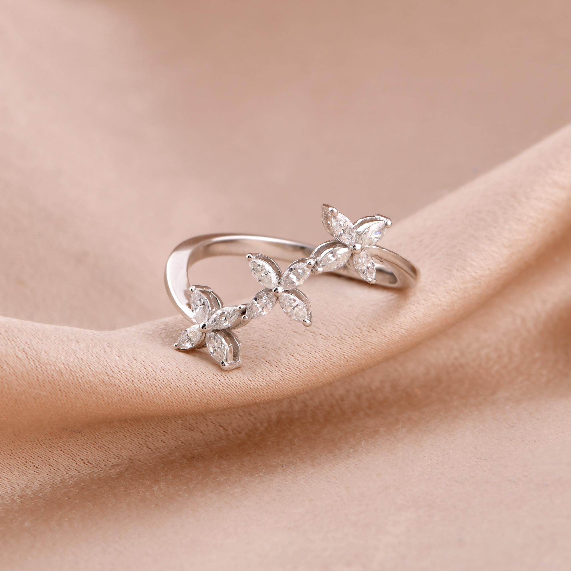 En vente :  SI/H Diamond Marquise Cut Three Flower Ring 18 Karat White Gold Fine Jewelry (bague à trois fleurs en or blanc SI/H) 3