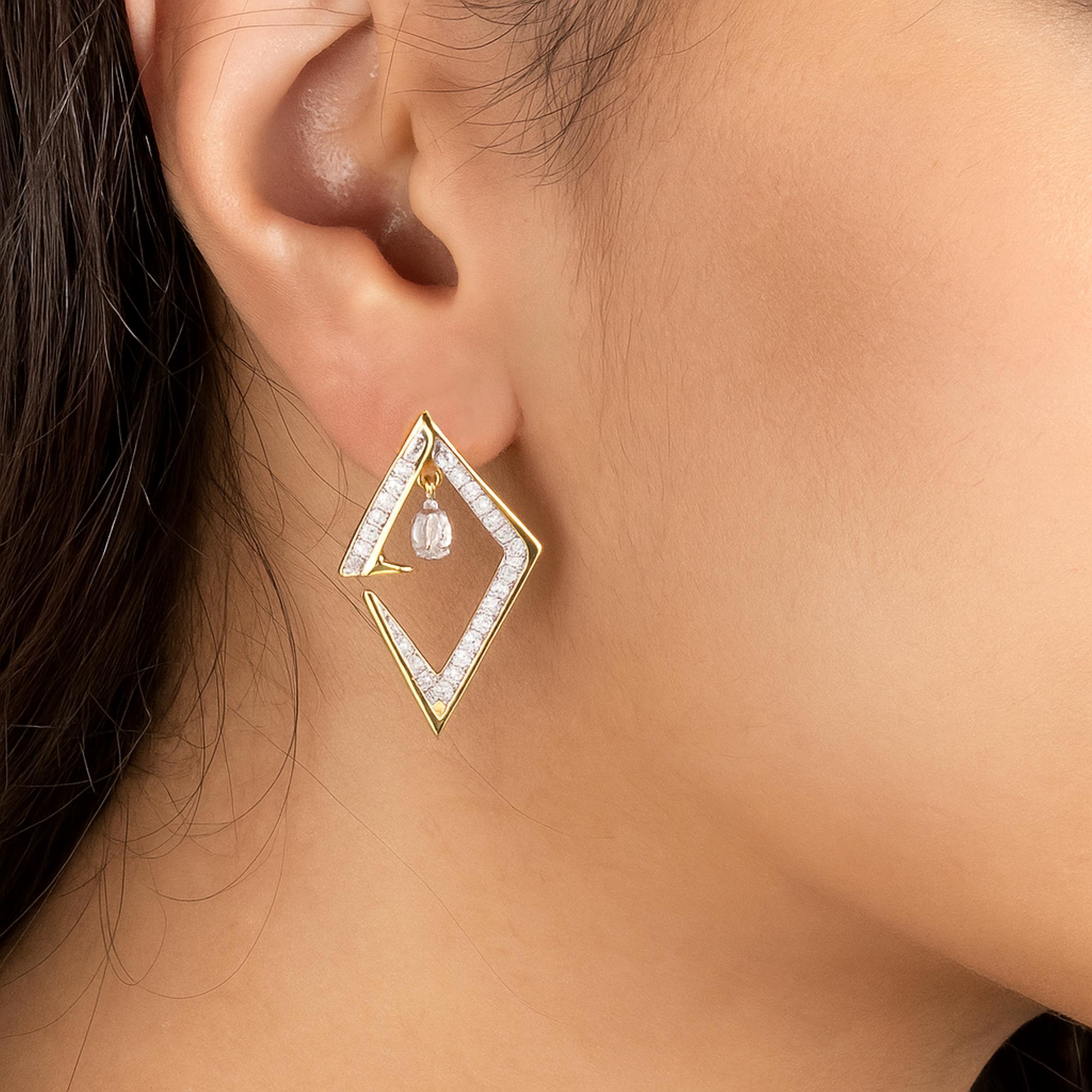 Questi orecchini con diamante SI/H Open Square in oro giallo 14 carati hanno una forma a rombo, creata da una cornice aperta che pende dal perno dell'orecchio. I bordi interni della montatura in oro sono impreziositi da piccoli diamanti rotondi