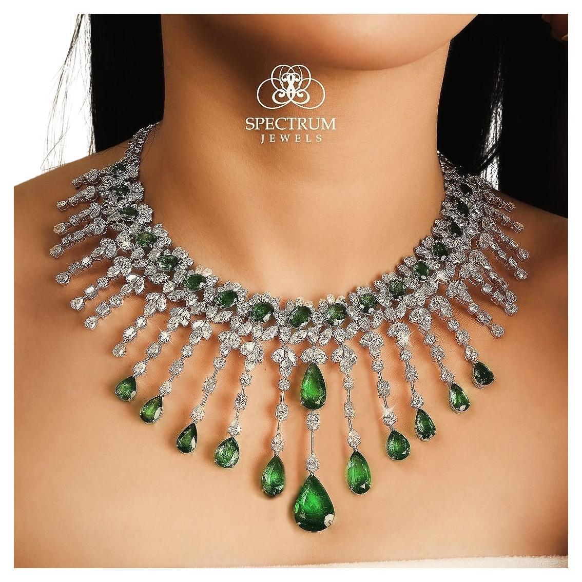 Questa collana girocollo in oro bianco 18 carati con diamanti SI/H Zambian Pear Emerald Statement presenta smeraldi a forma di pera alternati e disposti a cascata. Intorno a ogni smeraldo ci sono diamanti più piccoli, anch'essi disposti in grappoli