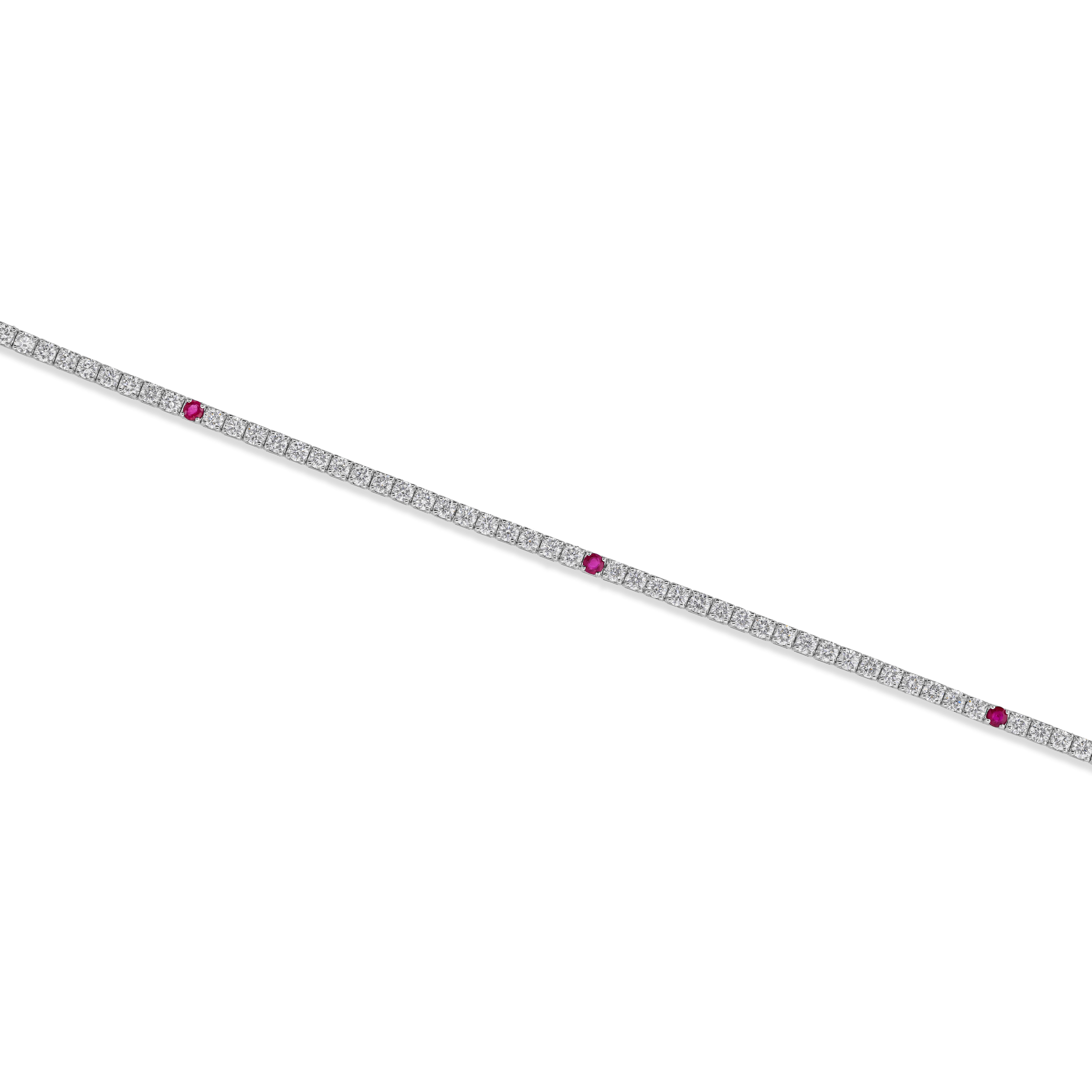 Dieses exquisite Armband aus 18-kar�ätigem Gold ist mit 0,20 Karat natürlichen Rubinen und 2,80 Karat funkelnden Diamanten besetzt. Der Rubin ist ein Geburtsstein des Monats Juli und soll die emotionale Heilung fördern und Reichtum anziehen. Ein
