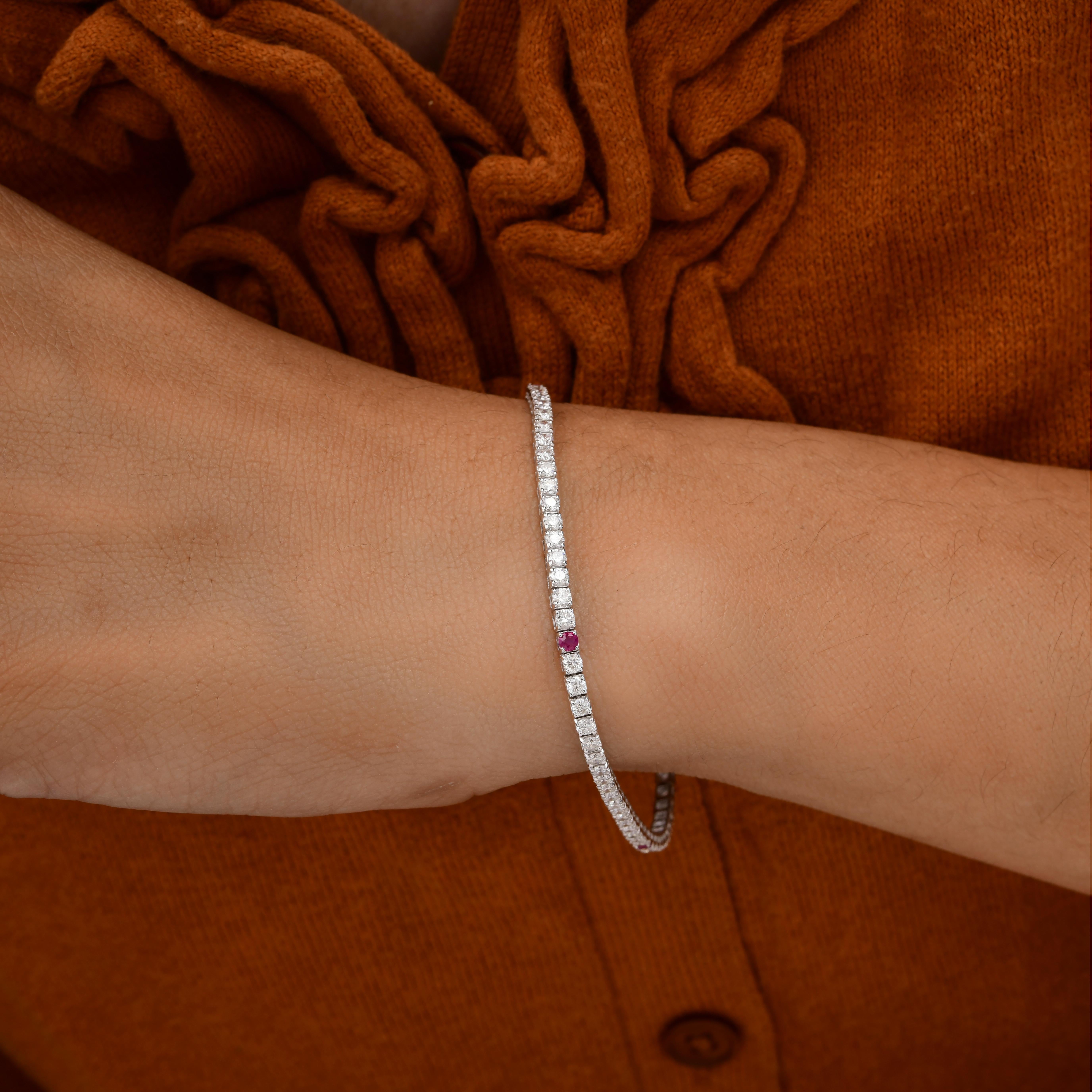 SI/H Natural 2.80 CTW Diamond Ruby Stackable Tennis Armband 18k Weißgold im Zustand „Neu“ im Angebot in Diera, Dubai