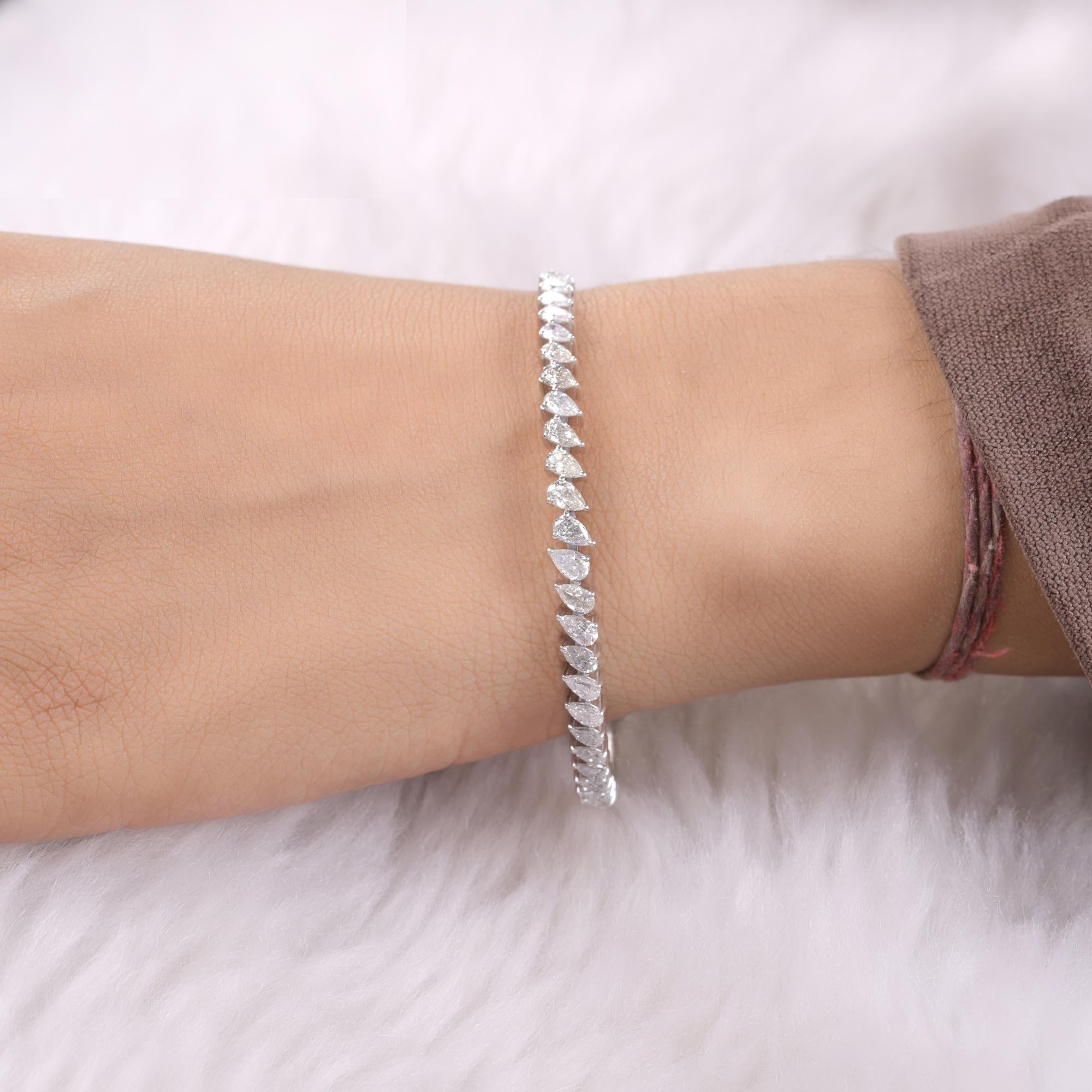 SI/H Pulsera de diamantes naturales de 3 quilates en forma de pera de oro blanco de 14 quilates Joyería fina.
Esta pieza única presenta una cautivadora disposición de brillantes diamantes en forma de pera, engastados a lo largo de la mitad delantera