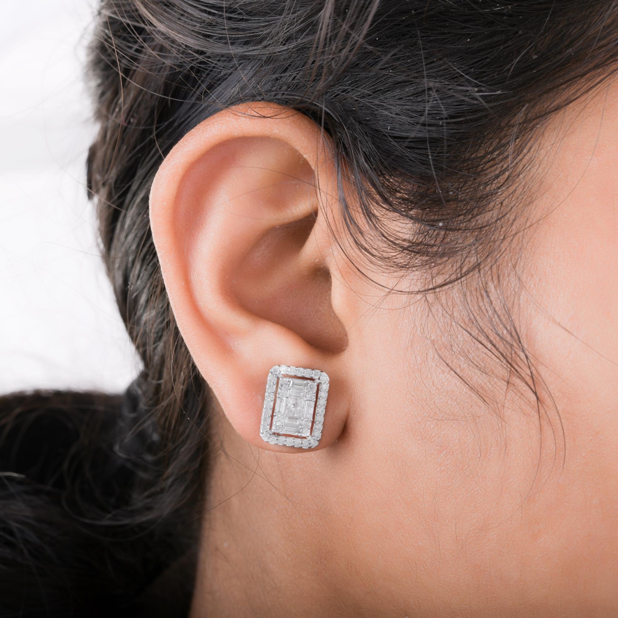 Questi orecchini a perno in oro bianco 18 carati con cluster di diamanti naturali SI/H sono caratterizzati da diamanti rotondi e baguette incastonati in un cluster a forma di rettangolo con un'aureola di diamanti intorno alla forma. 
I diamanti sono