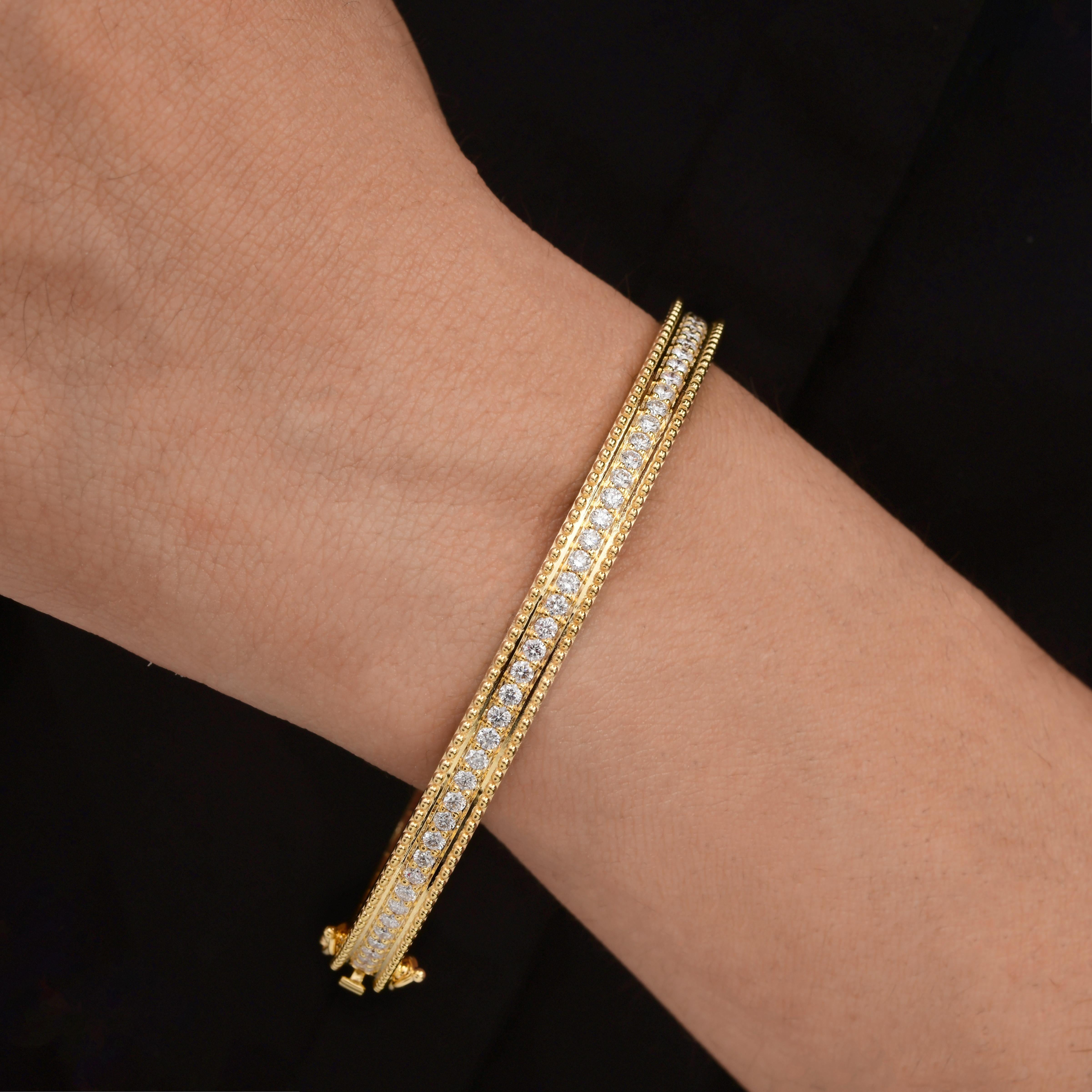 SI/H Bracciale con linea di diamanti naturali in oro giallo 18K Bracciale con perline per donna
Il bracciale ha una forma ovale perfettamente sagomata e la superficie interna presenta un motivo a nido d'ape. Una fila centrale di diamanti rotondi a