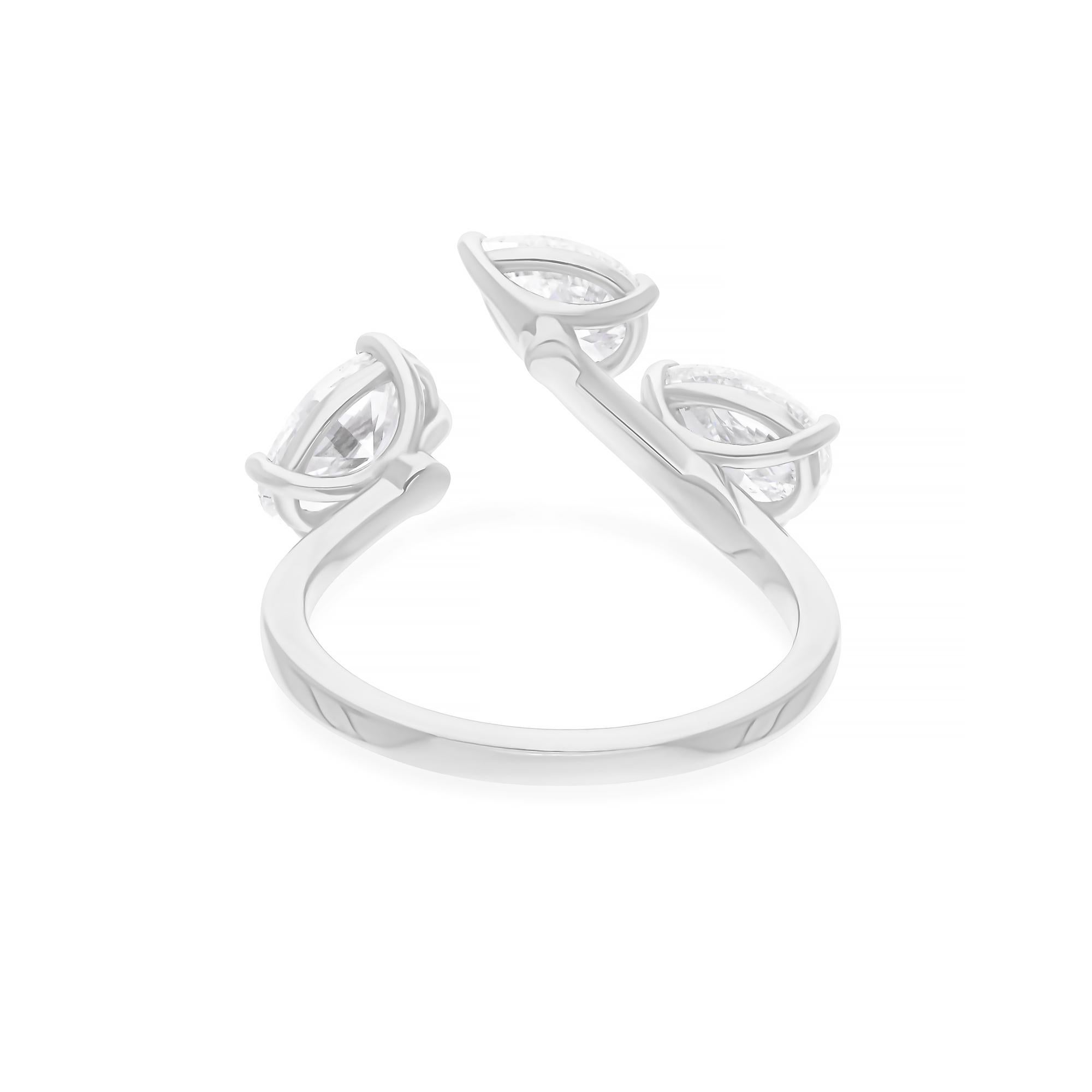 Realizzato in oro a 18 carati, questo squisito anello è impreziosito da 2,21 carati di diamanti scintillanti.

Segui la vetrina di Spectrum Jewels per vedere le ultime collezioni e i pezzi esclusivi. Spectrum Jewels è orgoglioso di essere