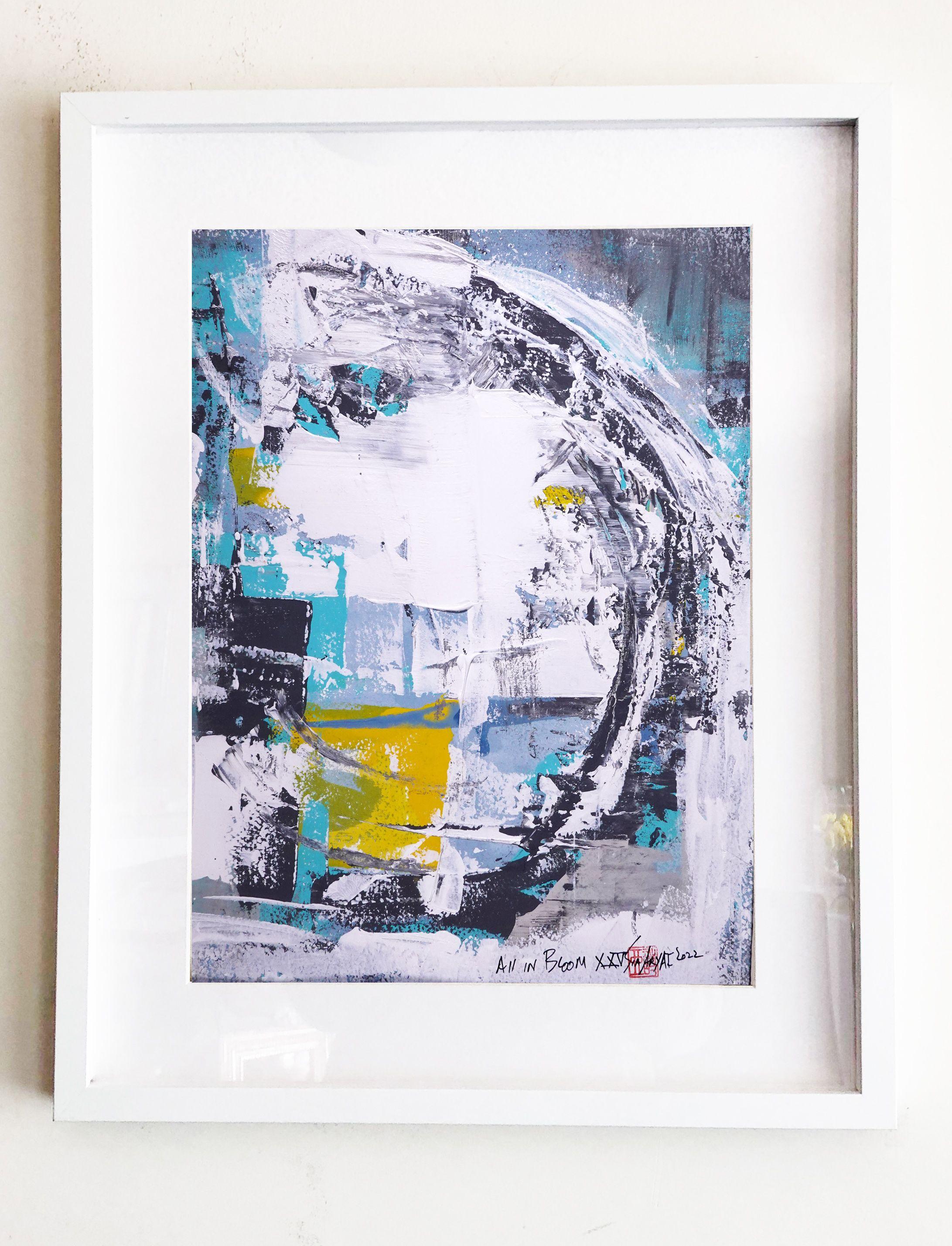 Este atrevido pergamino cortado a mano con pinceladas funciona muy bien como pieza de declaración abstracta   en todas partes, desde las entradas hasta los dormitorios de invitados.  El cuadro mide 14X18