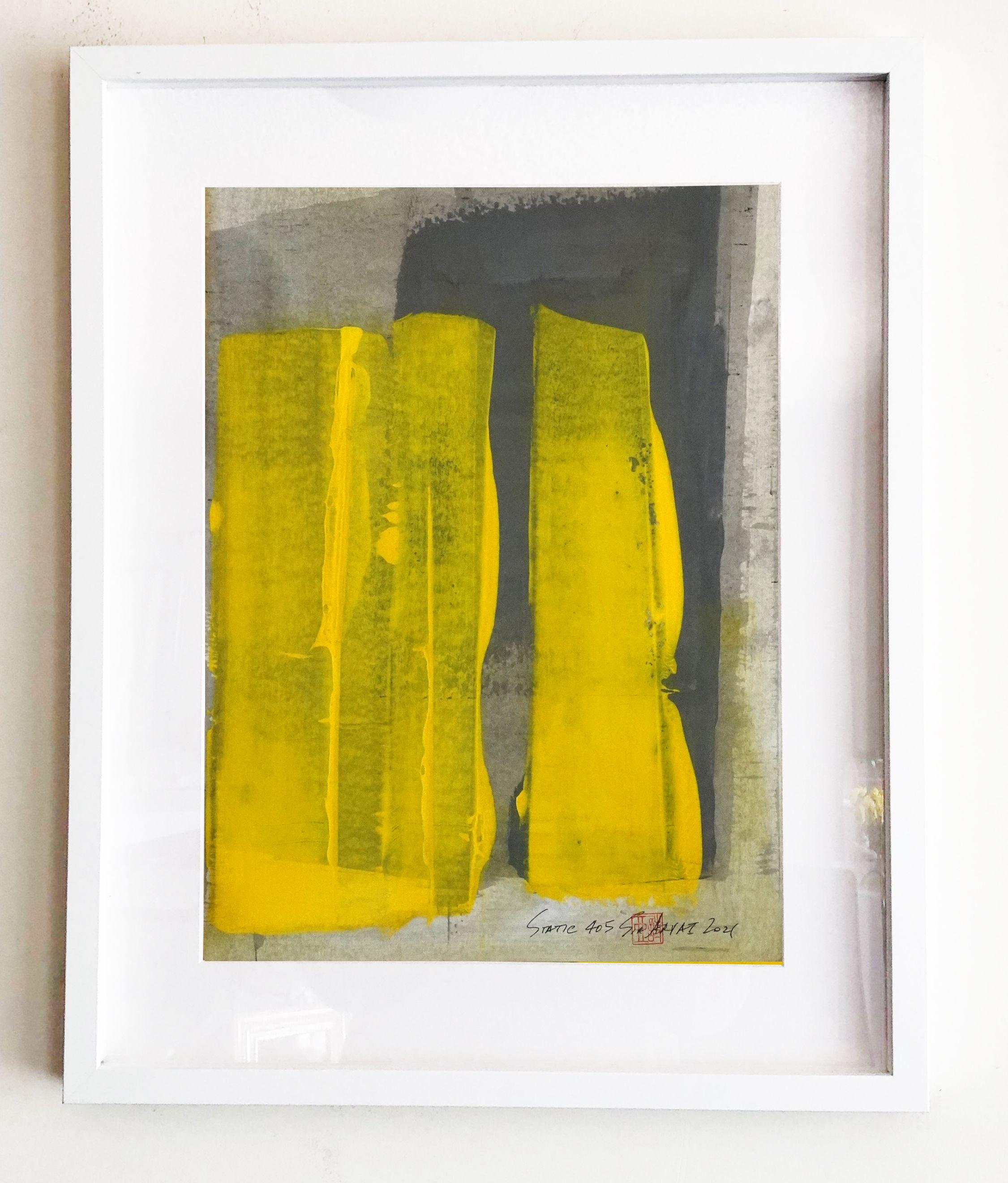 Static 405 leuchtendes abstraktes gelbes gerahmtes Gemälde, Acryl auf Papier – Painting von Sia Aryai