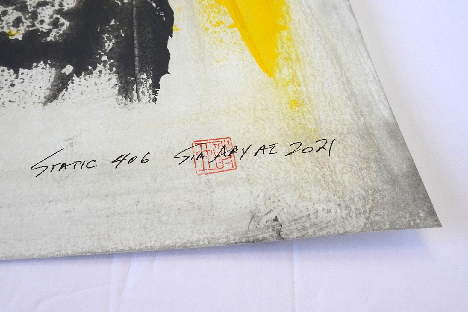Static 406 Auffälliges abstrahiertes gelbes gerahmtes Gemälde, Acryl auf Papier – Painting von Sia Aryai