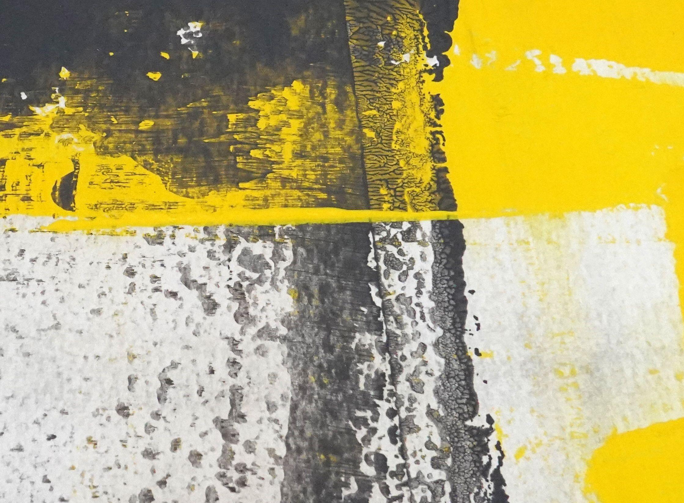 Static 406 Auffälliges abstrahiertes gelbes gerahmtes Gemälde, Acryl auf Papier (Minimalistisch), Painting, von Sia Aryai