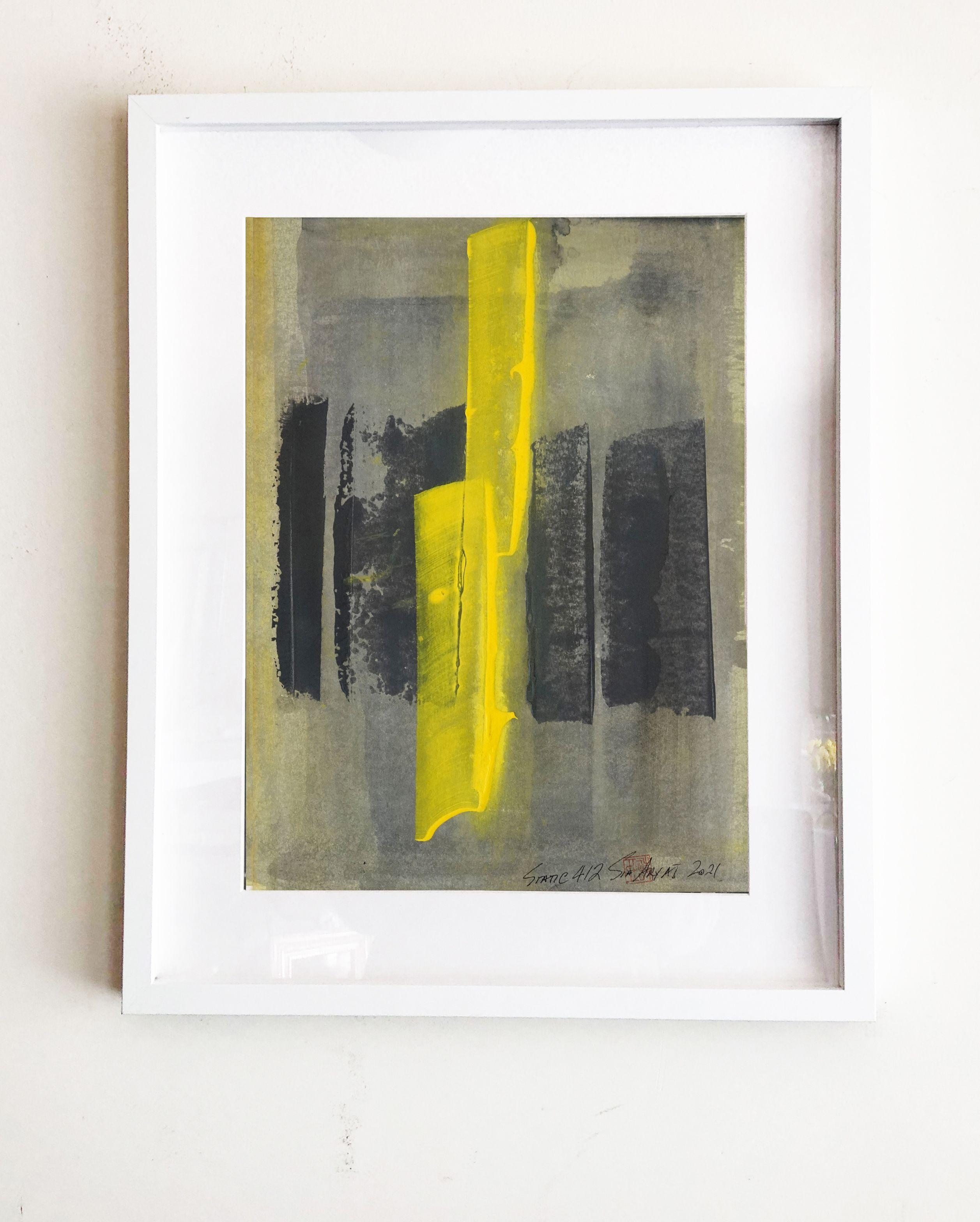 Sia Aryai Abstract Painting – Static 412 Leuchtend abstraktes gelbes gerahmtes Gemälde, Acryl auf Papier