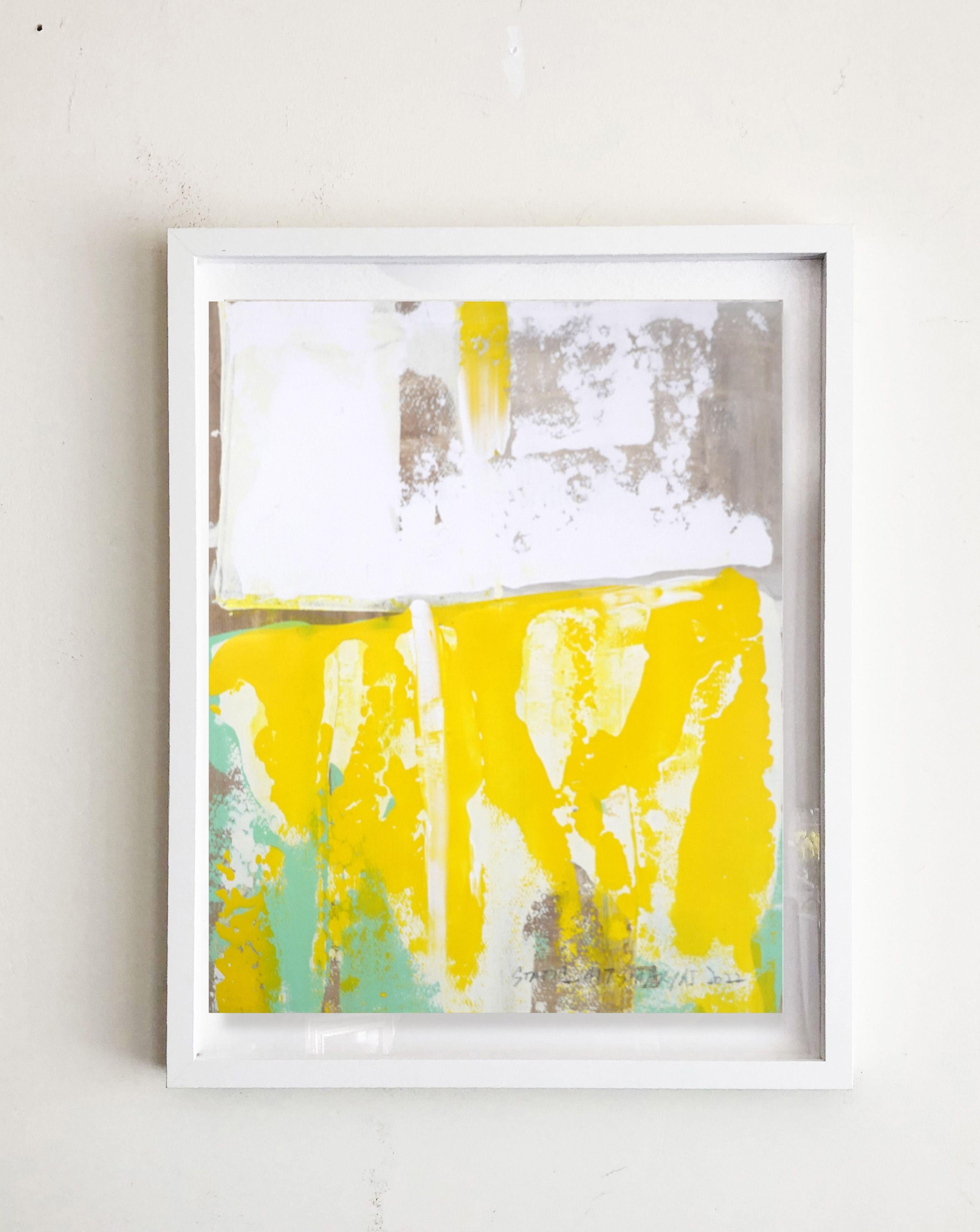 Abstraktes lebhaftes Gelb und Grün Gerahmtes Gemälde mit einem Twist  Grüntöne werden kontrastiert und ergänzt   von Gelb mit einem Twist in diesem einmaligen   abstrakte Malerei.  Das Gemälde ist 16X20â€œ