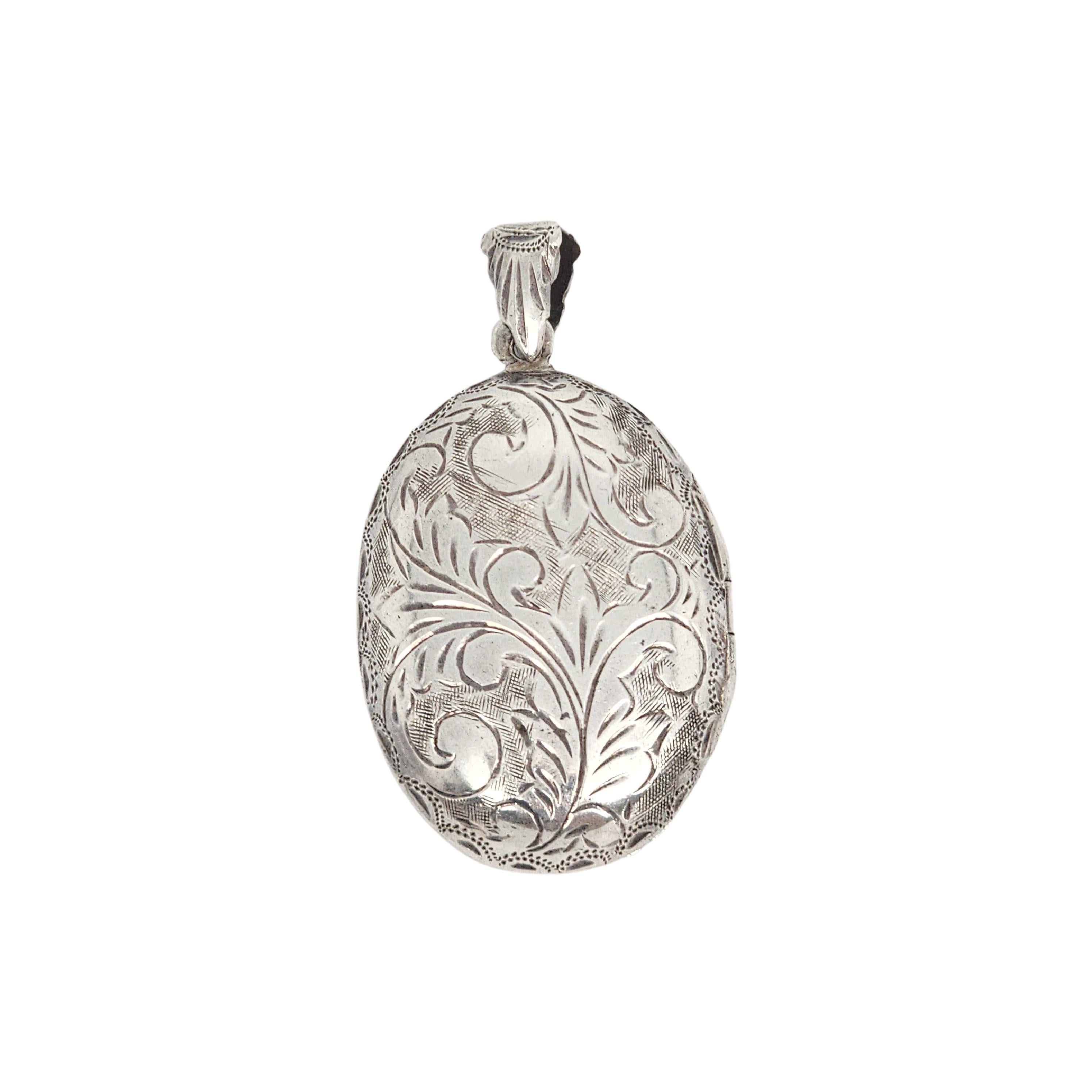 Sterling silver etched oval locket.

Beautiful etched swirl designs on both sides of the locket.

Measures approx 1 3/4